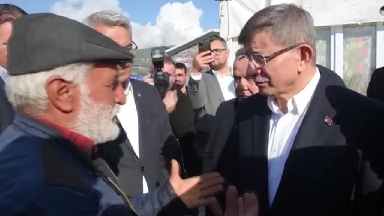 AHMET DAVUTOĞLU, BAYRAMIN İLK GÜNÜ GAZİANTEP'İN NURDAĞI İLÇESİNDE DEPREMZEDELERİ ZİYARET ETTİ