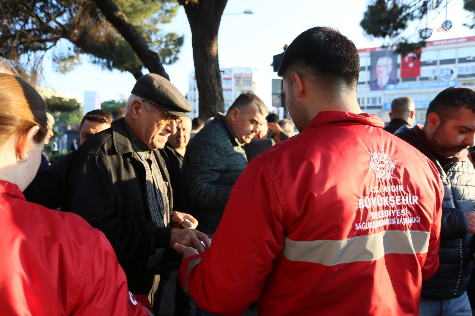 AYDIN BÜYÜKŞEHİR BELEDİYESİ, VATANDAŞLARA BAYRAM LOKUMU DAĞITTI
