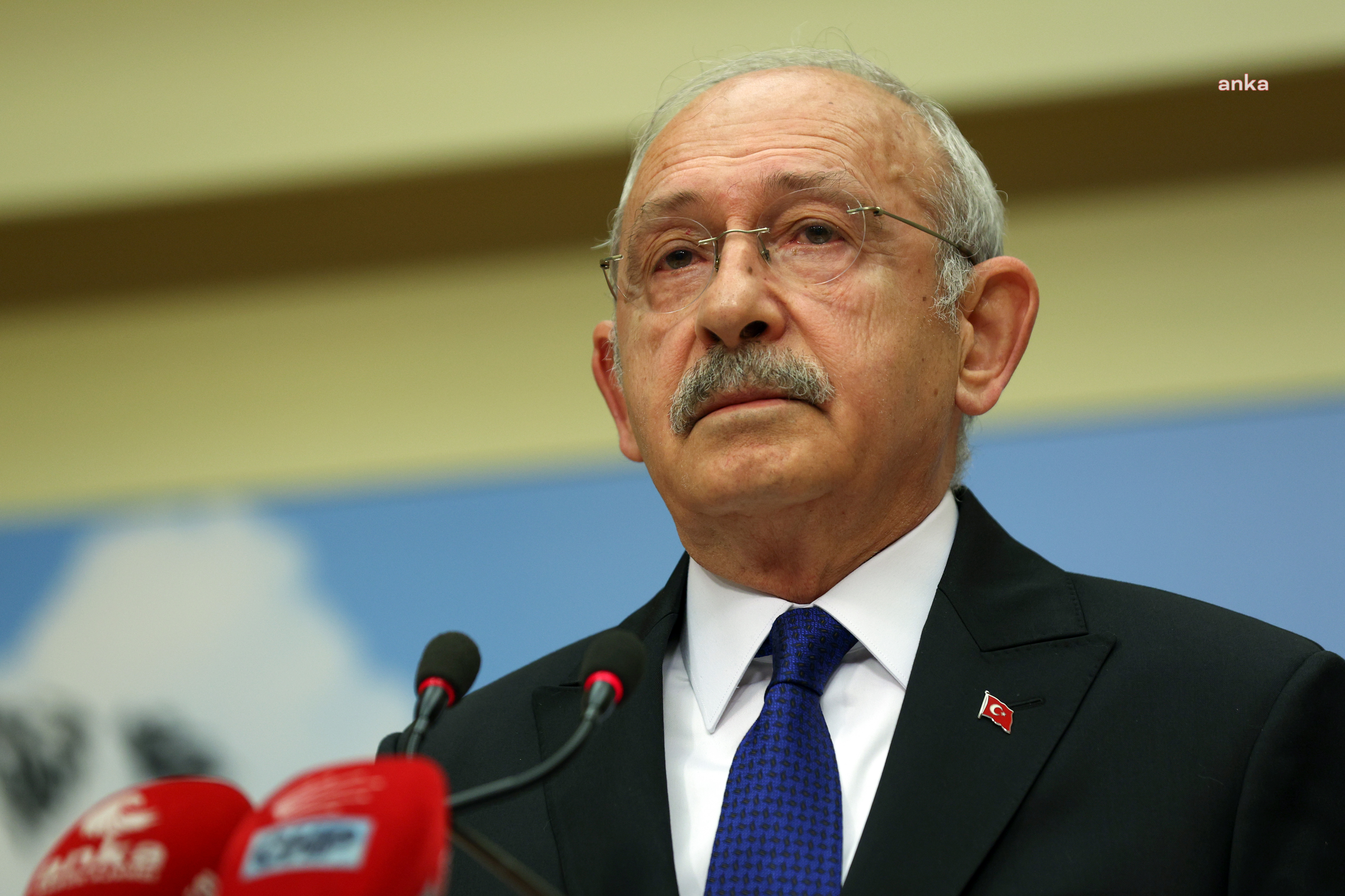 KILIÇDAROĞLU: “MEZARLIKTA ACILI İNSAN HER ŞEYİ SÖYLEYEBİLİR, YAPABİLİR; ACISINA VERMEK GEREKİR. BUGÜN BUNLARI KONUŞMAYALIM, KAYIPLARIMIZI HAKKIYLA ANALIM. LÜTFEN O İNSANIMIZI DA İFŞA EDECEK ŞEYLER YAPILMASIN”