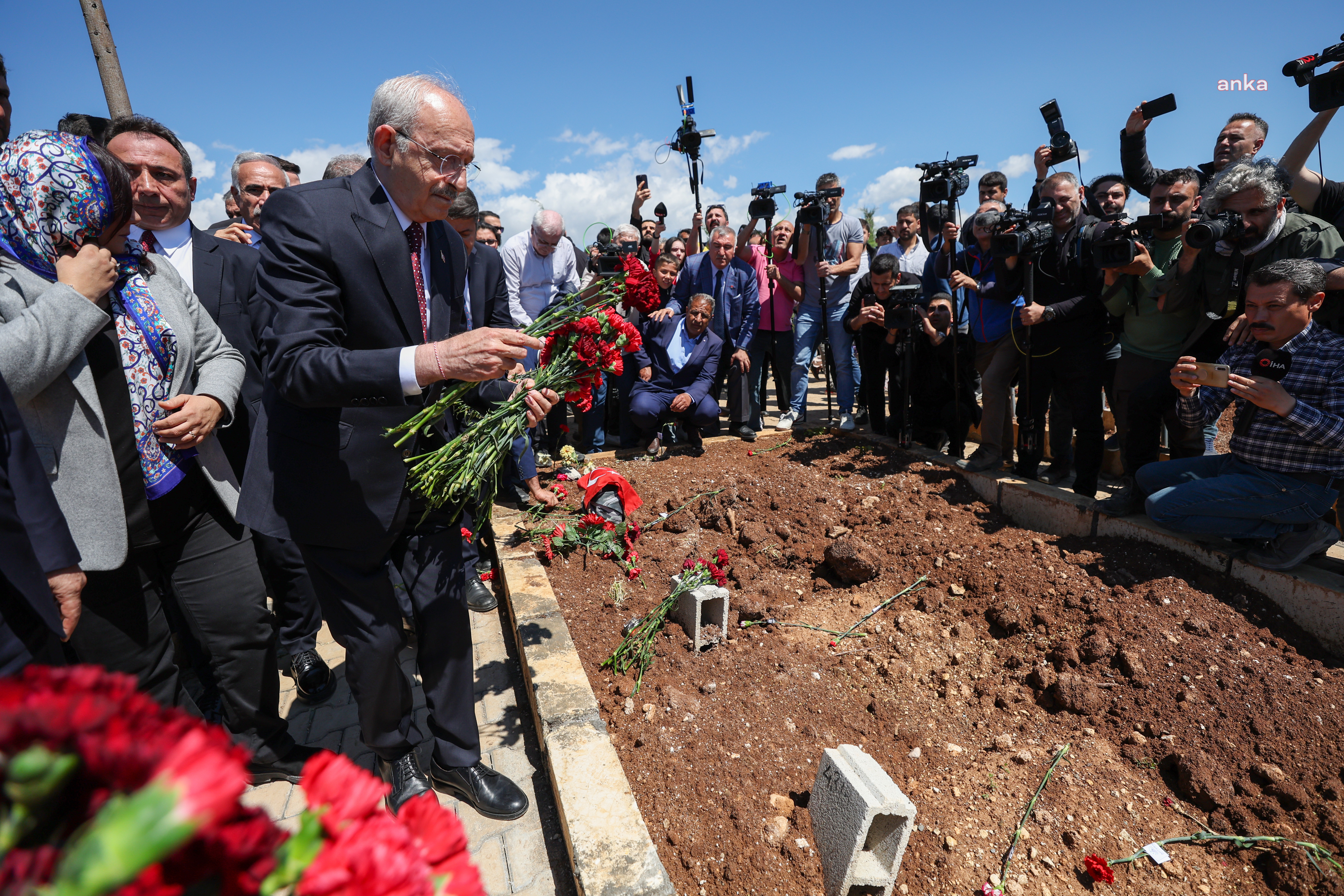 CUMHURBAŞKANI ADAYI KILIÇDAROĞLU, ADIYAMAN'DA... KILIÇDAROĞLU, DEPREMDE YAŞAMINI YİTİREN YURTTAŞLARIN MEZARLARINA KARANFİL BIRAKTI, DUA ETTİ
