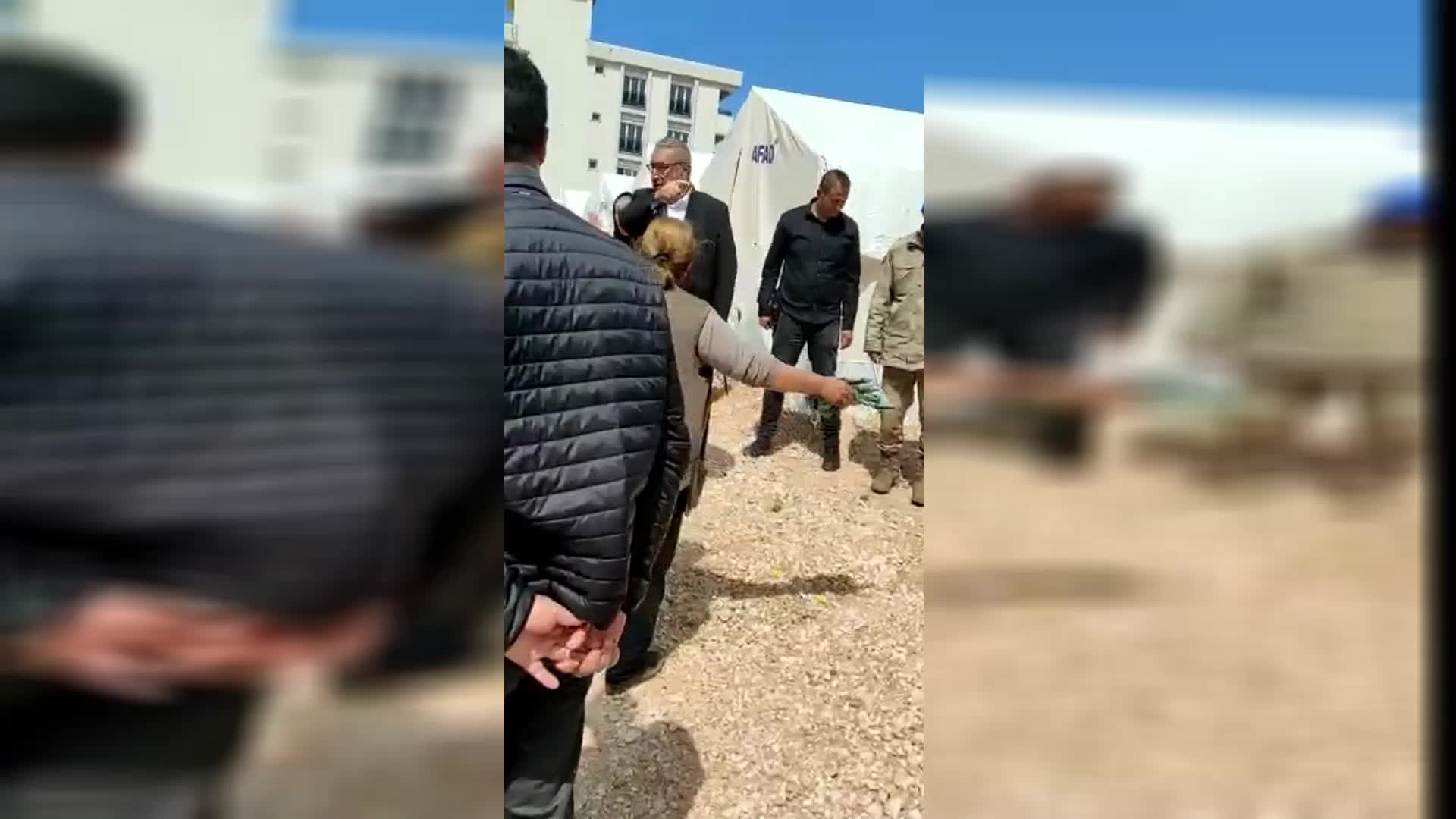 PAZARCIK BELEDİYE BAŞKANI YILMAZCAN’DAN DEPREMZEDENİN “NEREDEYDİNİZ?” TEPKİSİNE KARŞILIK: “BENİM GETİRTTİĞİM ÇADIRLARDA KALIYORSUN. O ZAMAN ÇADIRDA KALMA. BEN SEÇİLMİŞ BELEDİYE BAŞKANIYIM. 18 BİN OY ALDIM”