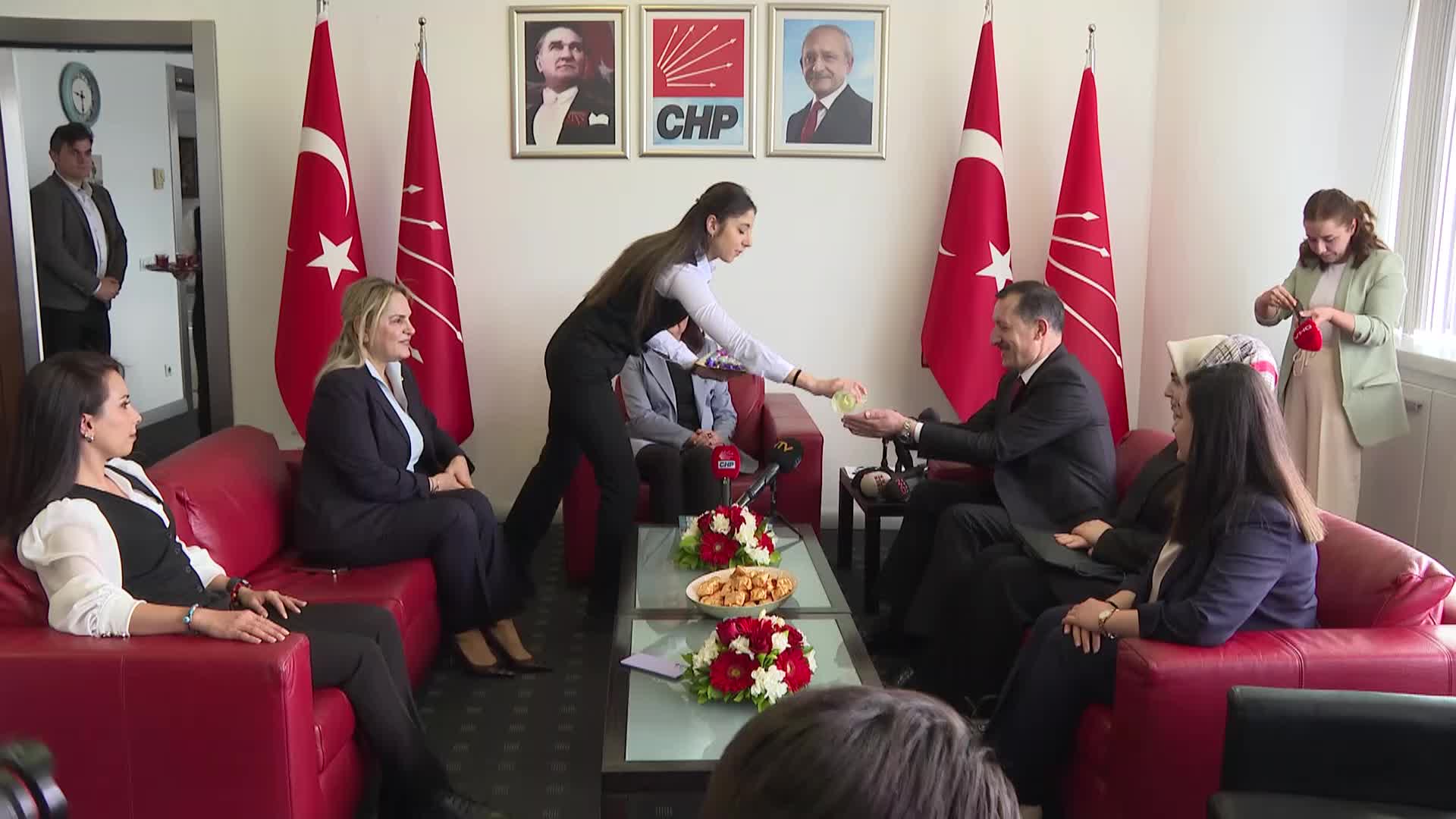 CHP; AKP, DSP, VATAN PARTİSİ, HDP VE YEŞİL SOL PARTİ, İYİ PARTİ İLE BAYRAMLAŞTI... KARABIYIK: "HUZURLU, BARIŞ İÇİNDE, HİÇ KİMSEYİ ÖTEKİLEŞTİRMEDEN, KUTUPLAŞTIRMADAN, SEVGİYLE NİCE GÜZEL BAYRAMLAR OLSUN DİLİYORUM"