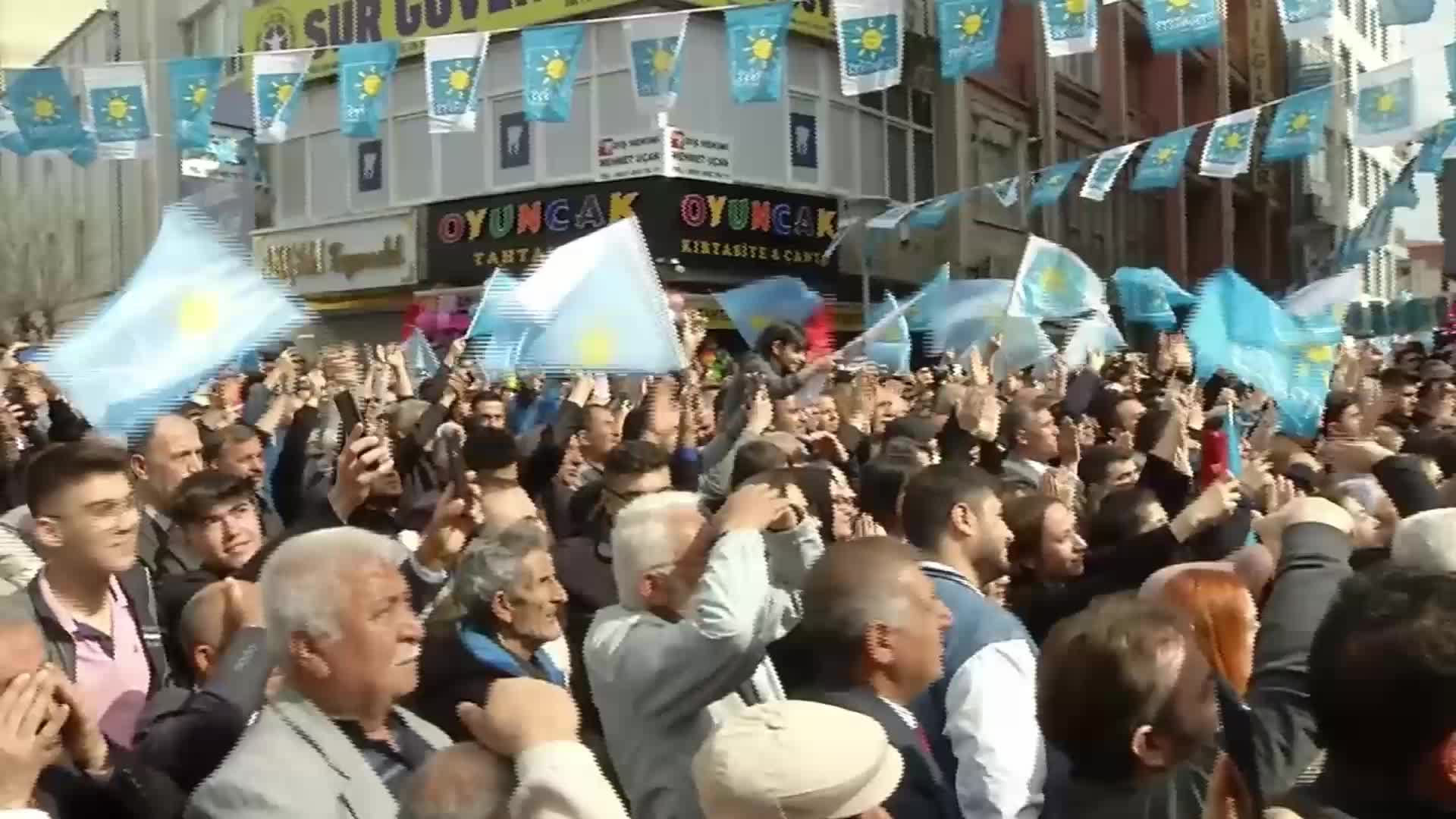 MANSUR YAVAŞ: "SOĞANCI TERÖRİST OLDU, PAZARCI TERÖRİST OLDU. EN SON TERÖRİSTLER DE KASAPLAR. MAALESEF BU İKTİDARIN ÜSTÜNDE HİÇBİR BAŞARISIZLIK YAPIŞMIYOR. HER ŞEYDE SUÇLU BAŞKASI"