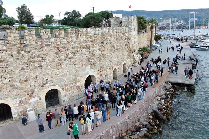 FOÇA'DA 23 NİSAN COŞKUSU GÜNBATIMI DİNLETİLERİYLE BAŞLADI