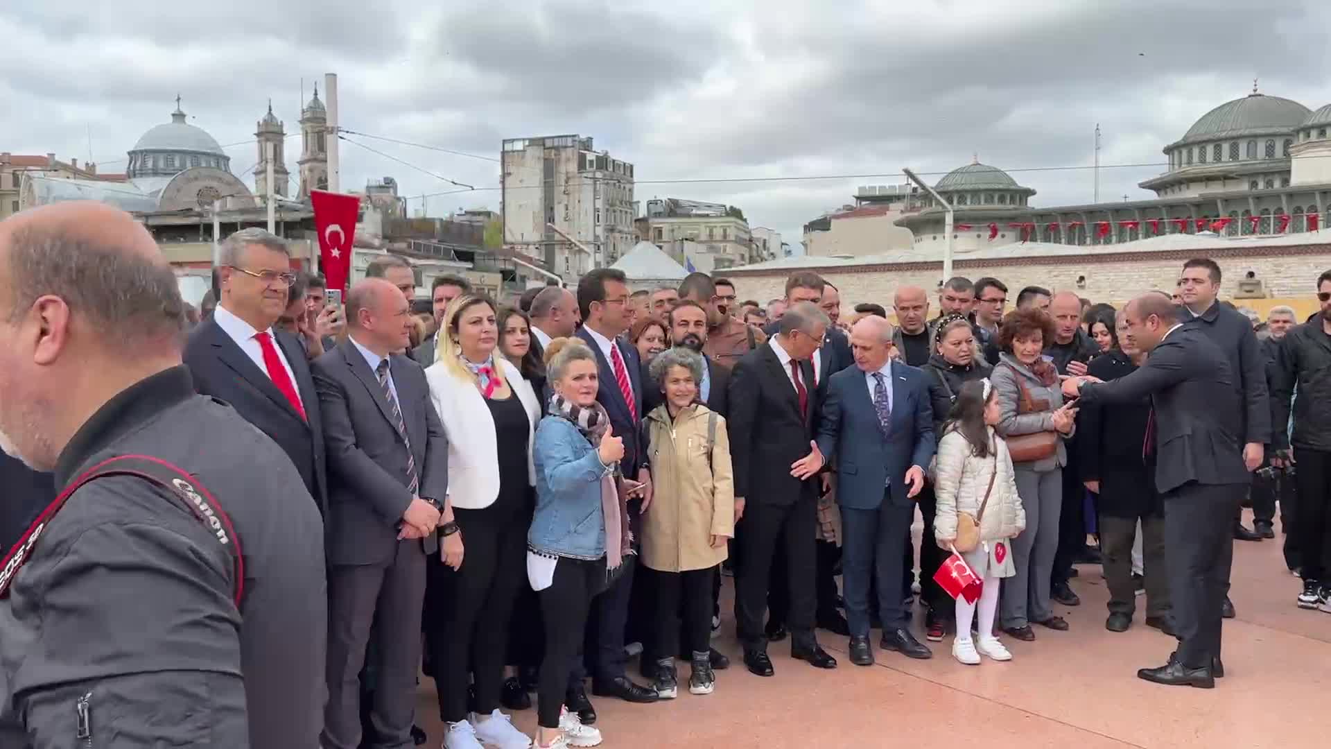 İMAMOĞLU: “CUMHURİYET’İN BİZLERE VERDİĞİ FIRSAT GİBİ, HER ÇOCUĞUMUZA BU ÜLKEDEKİ HER FIRSATI VEREN BİR ÜLKE DİLİYORUM”