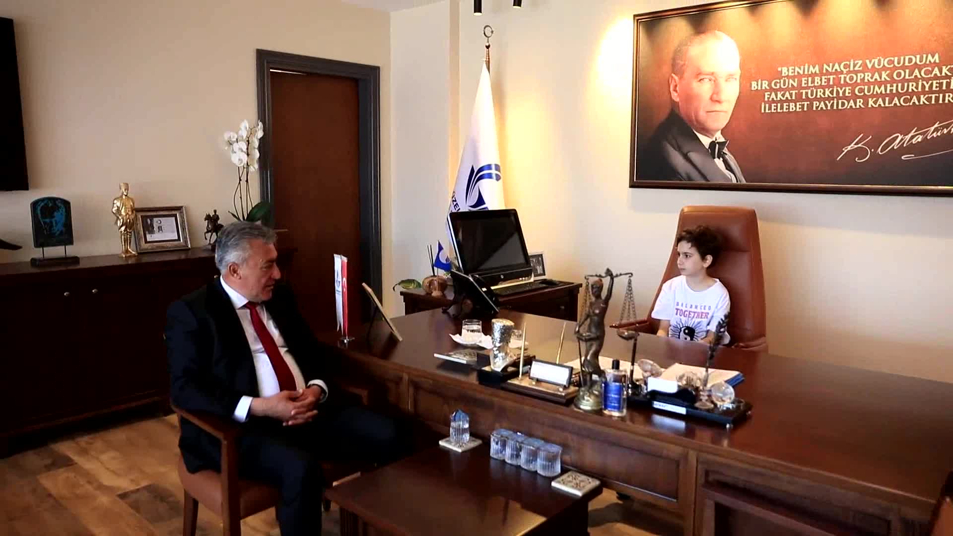 GÜZELBAHÇE BELEDİYE BAŞKANI İNCE, KOLTUĞUNU DEPREMZEDE ELVİN’E BIRAKTI