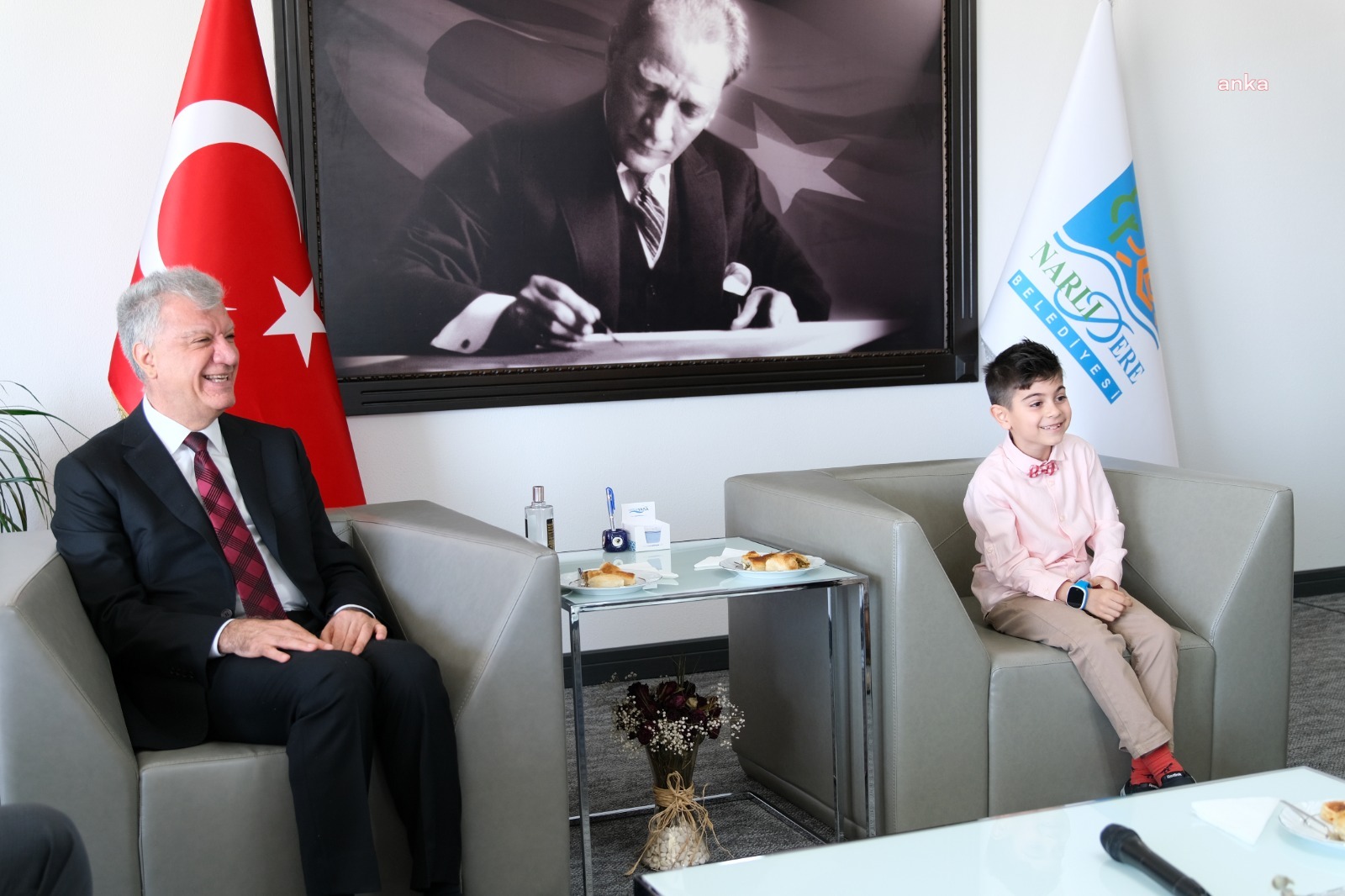 NARLIDERE BELEDİYE BAŞKANI ENGİN, 23 NİSAN’DA KOLTUĞU MİNİK KEREM’E DEVRETTİ