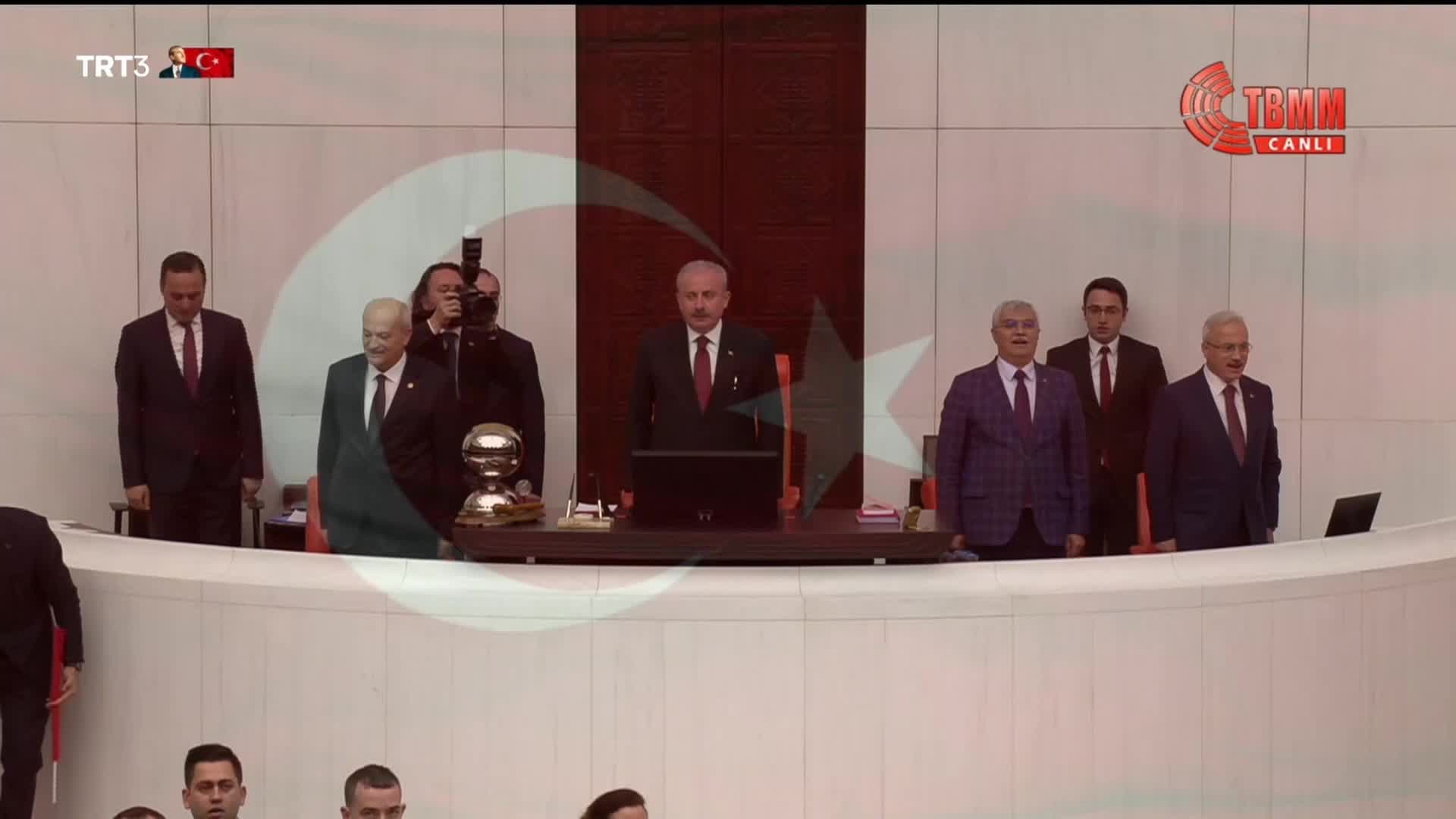 TBMM’DE KOLTUKLAR ÇOCUKLARA BIRAKILDI... ATATÜRK’ÜN “YURTTA BARIŞ, DÜNYADA BARIŞ” SÖZÜNÜN YER ALDIĞI METİN ÇOCUKLAR TARAFINDAN OYBİRLİĞİ İLE KABUL EDİLDİ