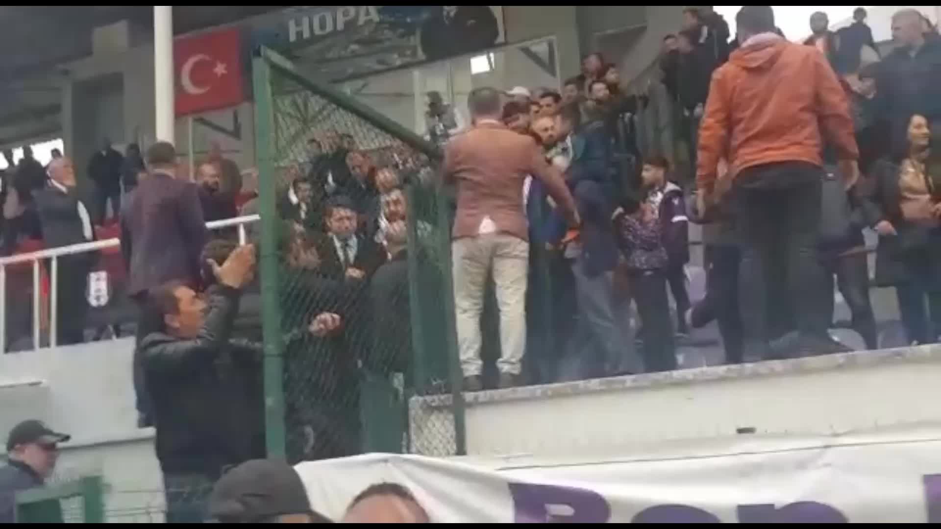 HOPASPOR TARAFTARI, AKP ARTVİN MİLLETVEKİLİ ADAYI FARUK ÇELİK’İ PROTESTO ETTİ