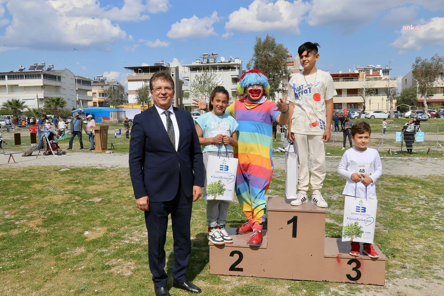 EDREMİT'TE ÇOCUK BAYRAMI, UÇURTMA ŞENLİĞİYLE RENKLENDİ
