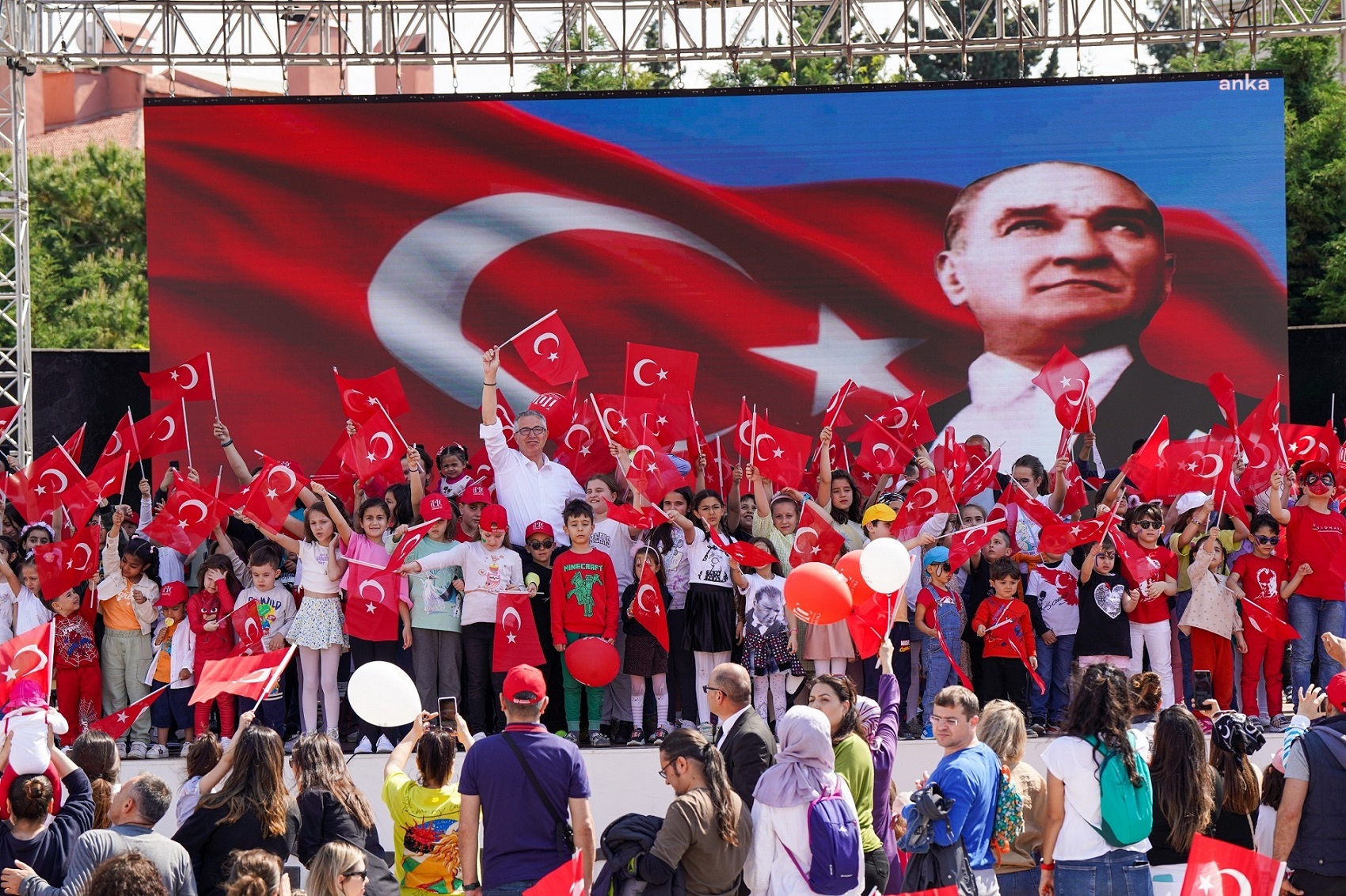 GAZİEMİRLİ ÇOCUKLAR, 23 NİSAN'I COŞKUYLA KUTLADI