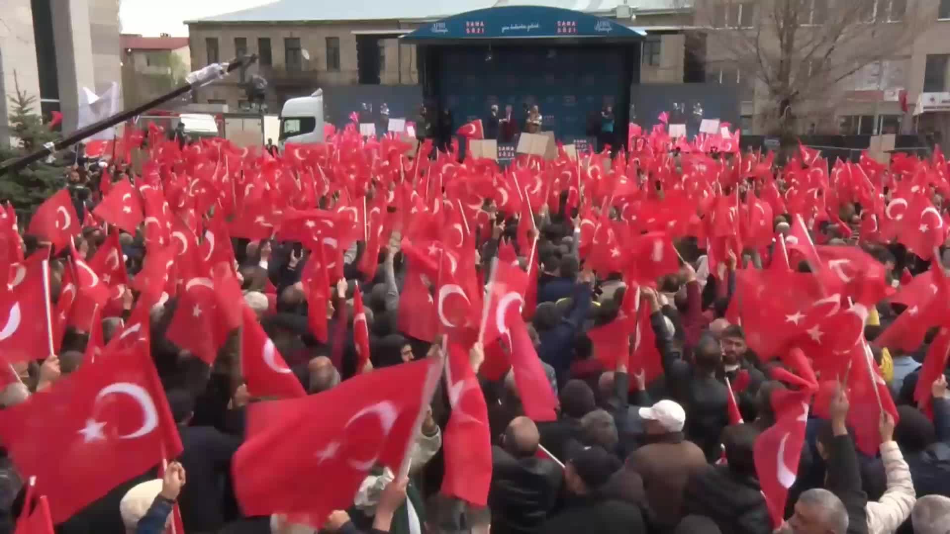 MANSUR YAVAŞ: “ONLAR ‘ÇILGIN PROJE’ DİYE ÇÖP PROJELERE MİLLETİN TERTEMİZ PARASINI AKITMAYI SEVERLER. HALBUKİ BİZ BÜTÜN İHALELERİ İNTERNETTEN CANLI YAYINLADIK"