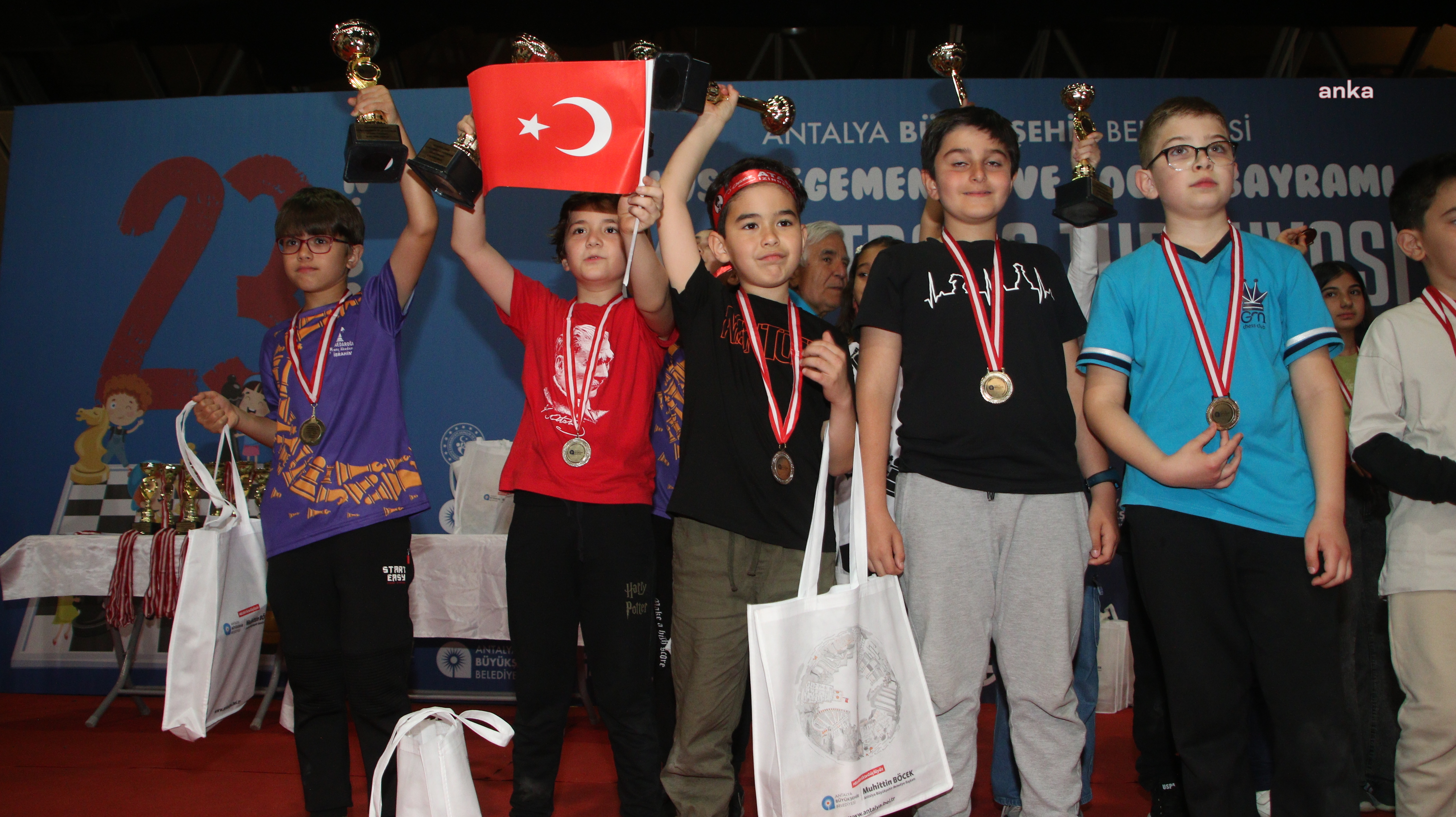 ANTALYA BÜYÜKŞEHİR’İN SATRANÇ TURNUVASI’NDA ŞAMPİYONLAR KUPALARINI ALDI