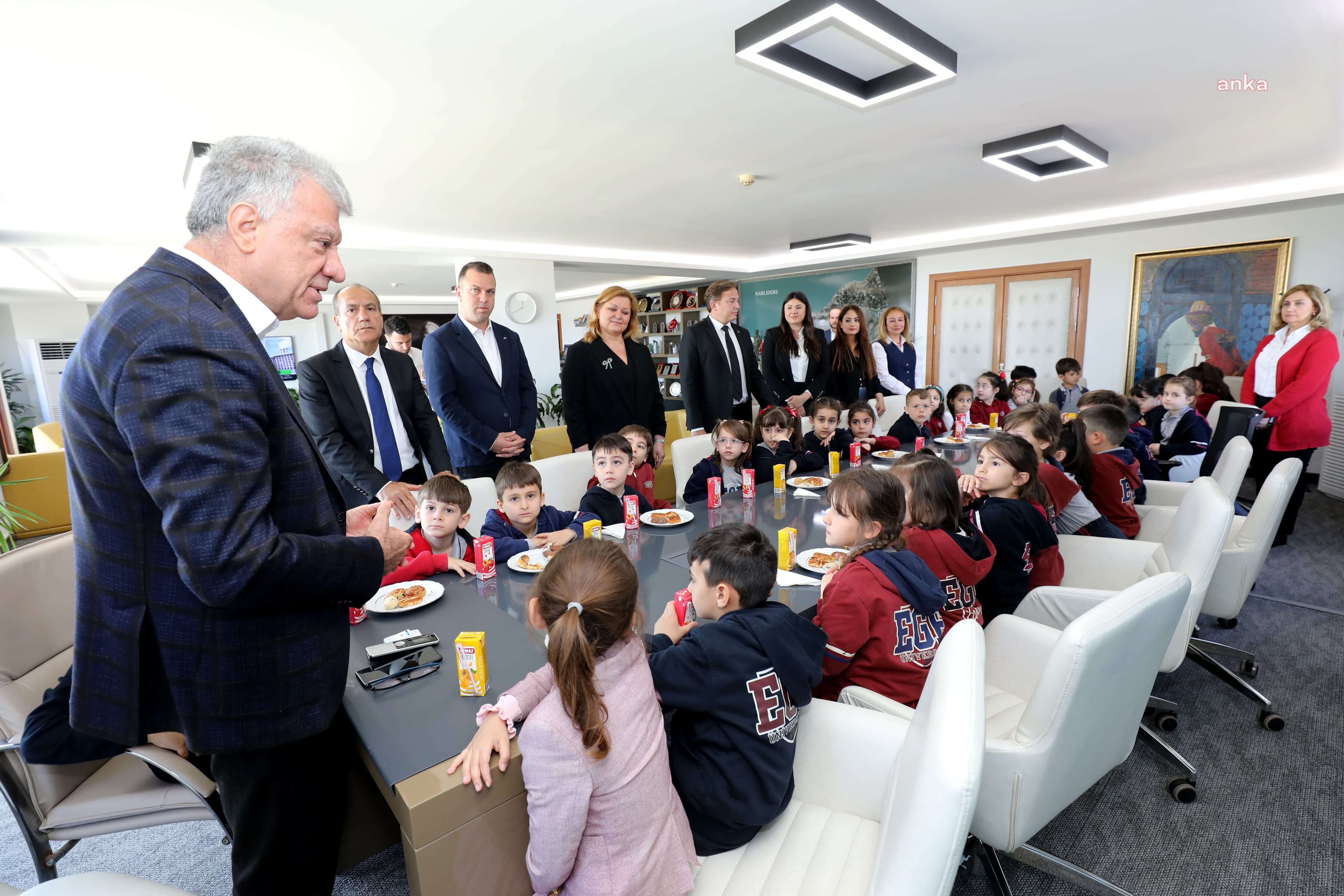 NARLIDERE BELEDİYE BAŞKANI ENGİN, 23 NİSAN DOLAYISIYLA ÇOCUKLARI AĞIRLADI