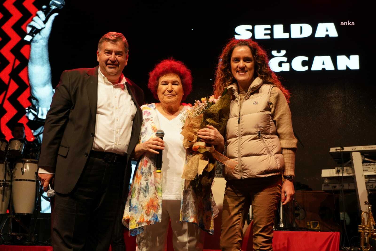 ÇEŞME’DE 23 NİSAN KUTLAMALARI SELDA BAĞCAN KONSERİYLE TAÇLANDI