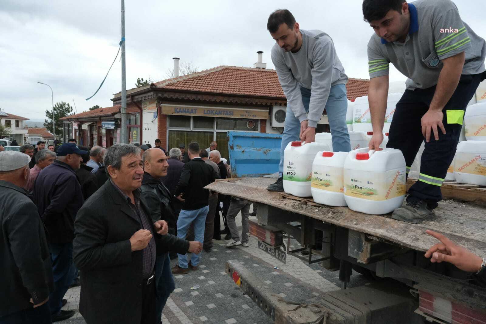 ESKİŞEHİR BÜYÜKŞEHİR BELEDİYESİ'NDEN BEYLİKOVA VE GÜNYÜZÜ’NDE KÜÇÜK ÇİFTÇİYE SIVI GÜBRE DESTEĞİ