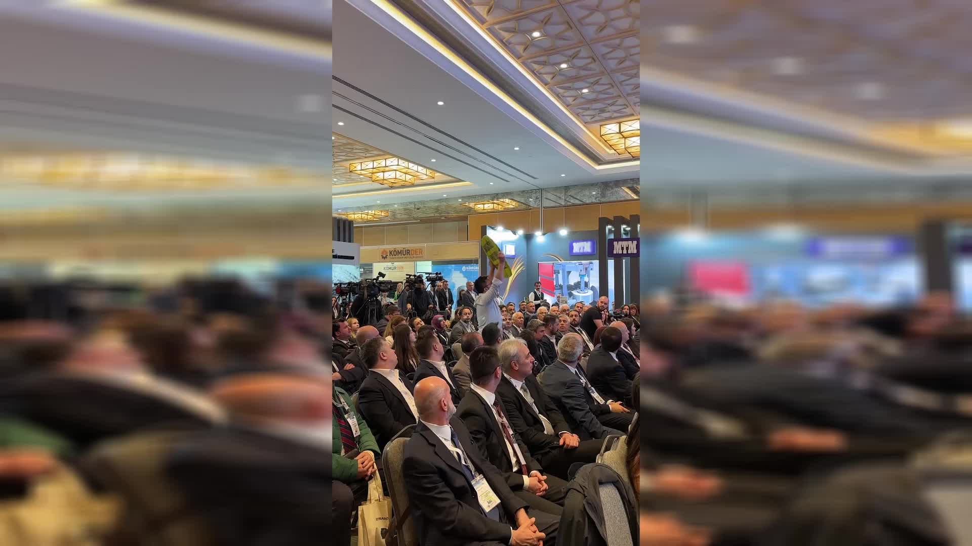 GREENPEACE AKDENİZ GENEL DİREKTÖRÜ ERSİN TEK, 'TEMİZ KÖMÜR TEKNOLOJİLERİ ZİRVESİ'Nİ “HAVASI KİRLİ, PARASI KİRLİ, NERESİ TEMİZ” YAZILI DÖVİZLE PROTESTO ETTİ
