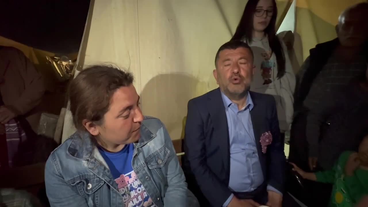 DEPREMZEDE KADIN ELEKTRİK OLMAYAN ÇADIRA, VALİNİN PRİZ DAĞITTIĞINI SÖYLEDİ.. VELİ AĞBABA: "ELEKTRİK KONUSUNU YETKİLİLERE İLETECEĞİM. BU GÜNLERİ BİRLİKTE ATLATACAĞIZ"