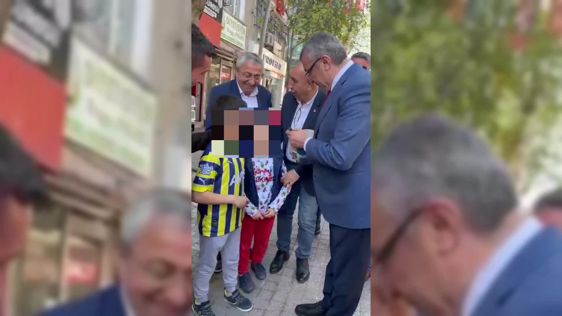 ENGİN ALTAY, ESNAF ZİYARETİ SIRASINDA YANINA GELEN ÇOCUĞUN TOPUNU İMZALADI: “HASAN, ARTIK HEP GÜLECEKSİN. 20 GÜN KALDI”
