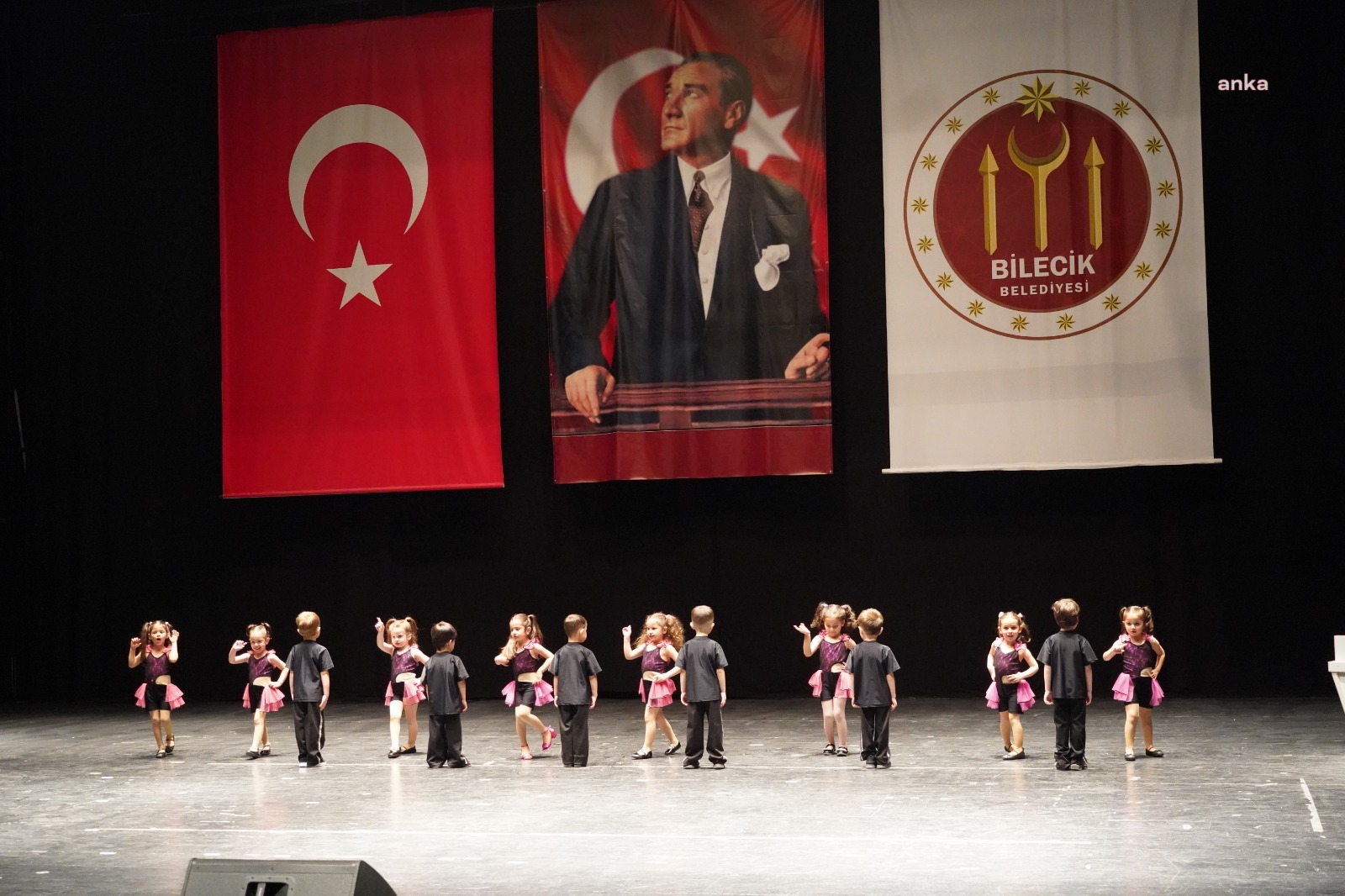 BİLECİK'TE KÜÇÜK ÖĞRENCİLERİN GÖSTERİSİ BÜYÜK BEĞENİYLE TAKİP EDİLDİ