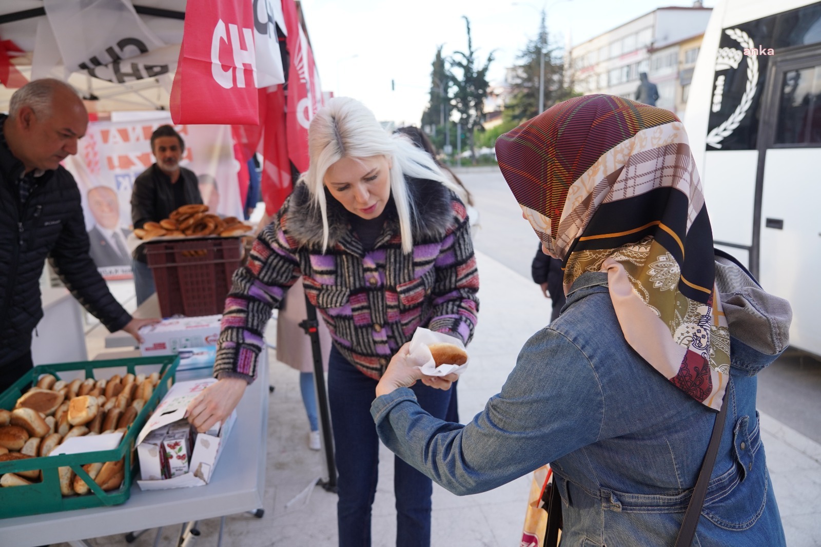 BİLECİK BELEDİYE BAŞKANVEKİLİ SUBAŞI, YURTTAŞA SİMİT VE MEYVE SUYU İKRAM ETTİ