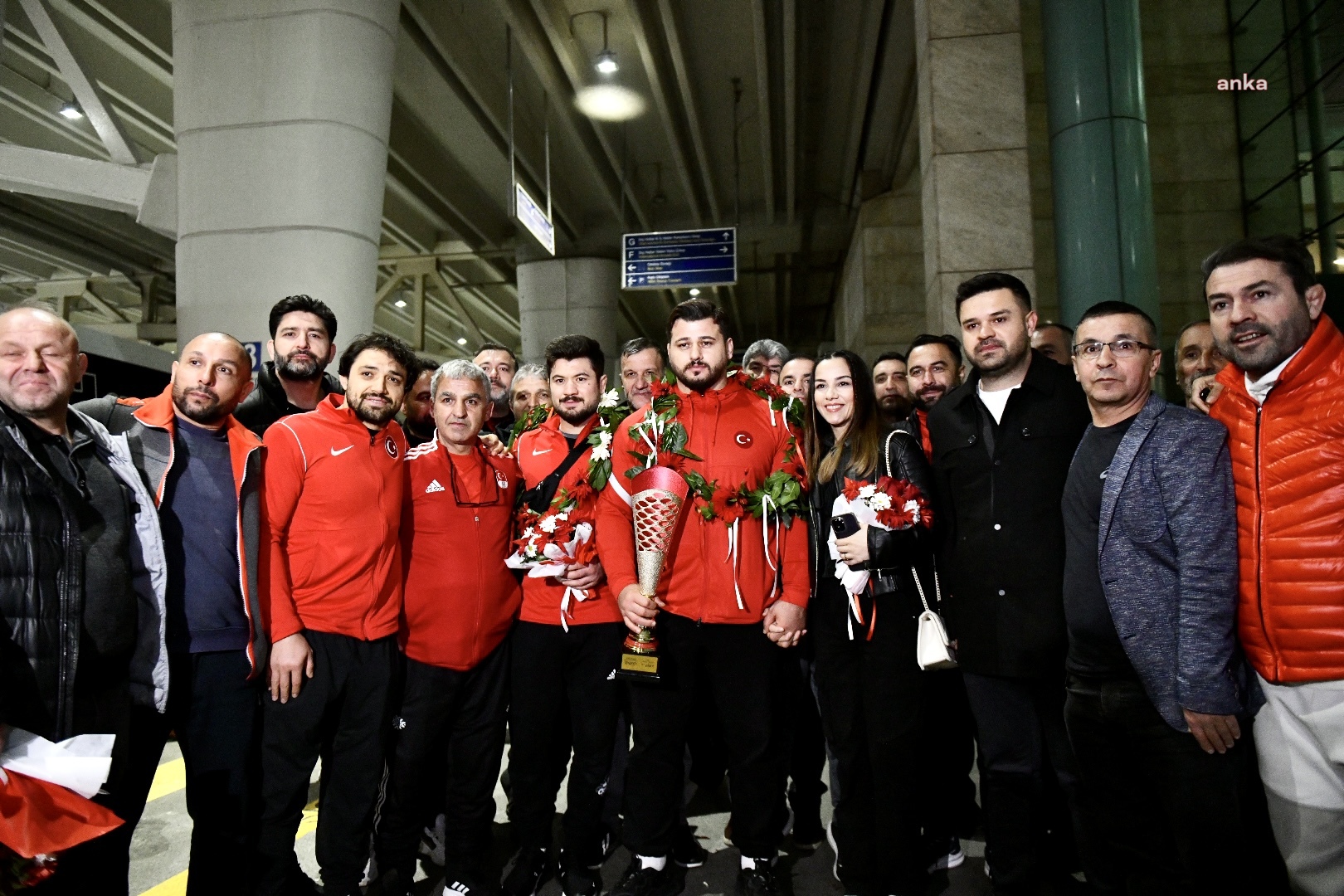 ASKİ SPOR’LU MİLLİ GÜREŞÇİLERE ESENBOĞA HAVALİMANI’NDA COŞKULU KARŞILAMA