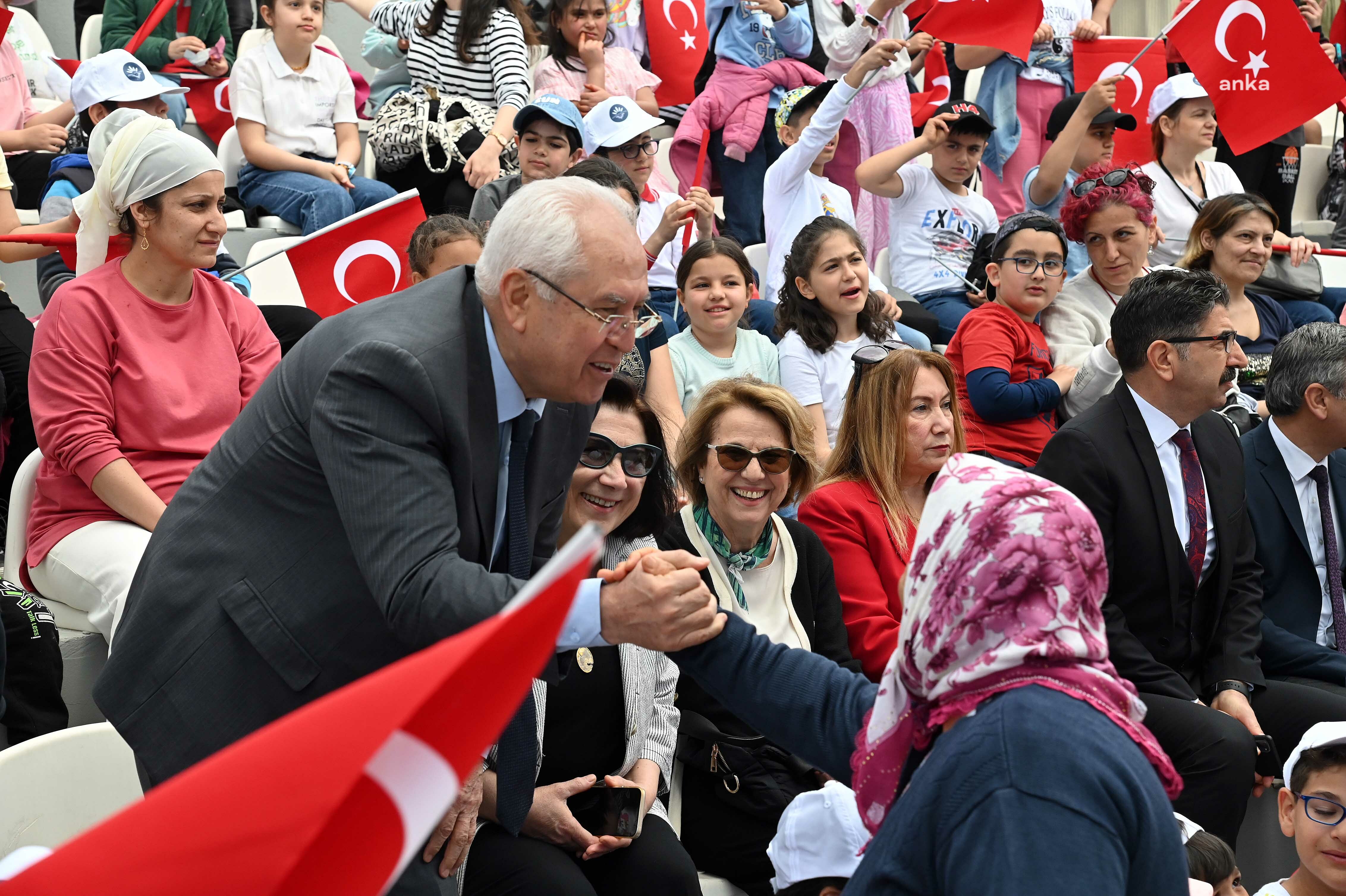 BİNLERCE ÇOCUK, KARABAĞLAR BELEDİYESİ'NİN DÜZENLEDİĞİ ŞENLİKTE BULUŞTU