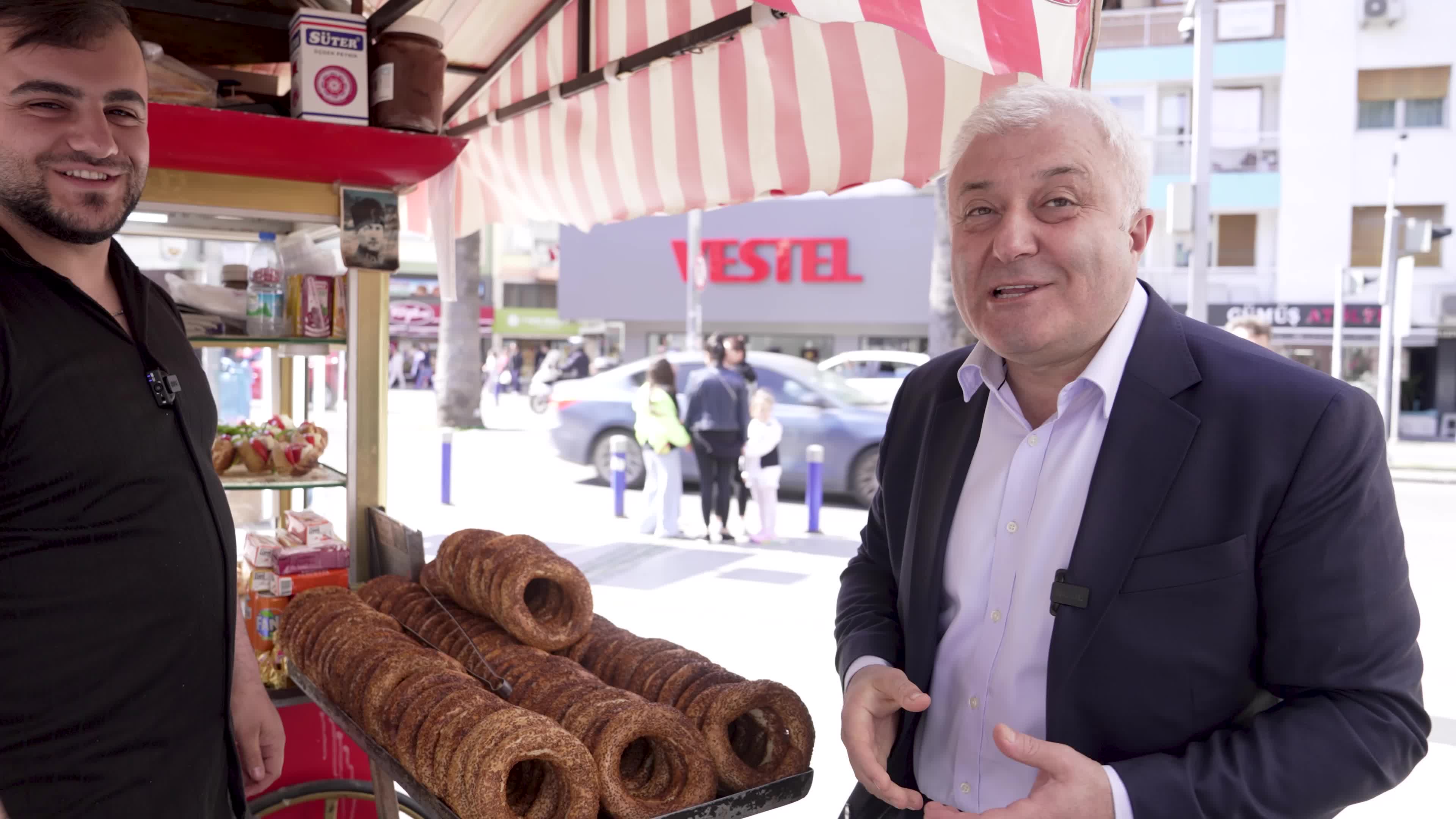 TUNCAY ÖZKAN’IN KONUŞTUĞU SİMİTÇİ AKÇAKALE: “BENİM SABİT MÜŞTERİLERİM VAR, 4 BOYOZ YİYEN 2’YE DÜŞÜRDÜ. DOYMASA DA TADIMLIK ALIYOR, BİR İKİ TANE YİYOR”