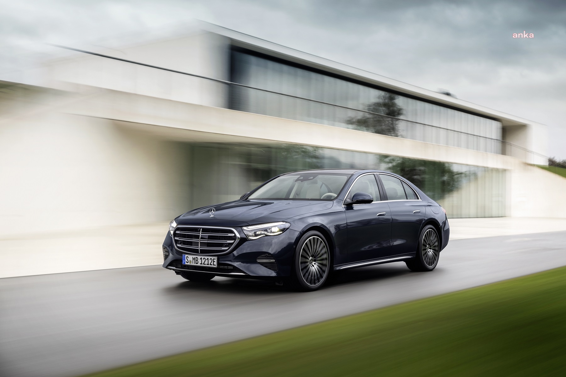 YENİ MERCEDES-BENZ E-SERİSİ: DÜNYALAR ARASI KÖPRÜ