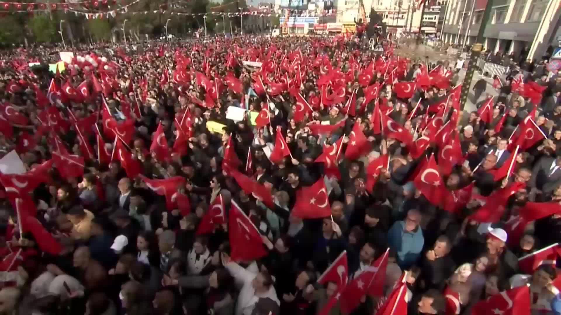 YAVAŞ: “ÇAKARLI ARAÇLARLA MİLLETVEKİLİ ÇOCUKLARI HAVA ATACAK, BİRTAKIM İMTİYAZLARA SAHİP OLACAK, ÜÇ BEŞ MAAŞ ALACAK... BU DÜZENİN DEVAM ETMESİNİ İSTİYORLAR”