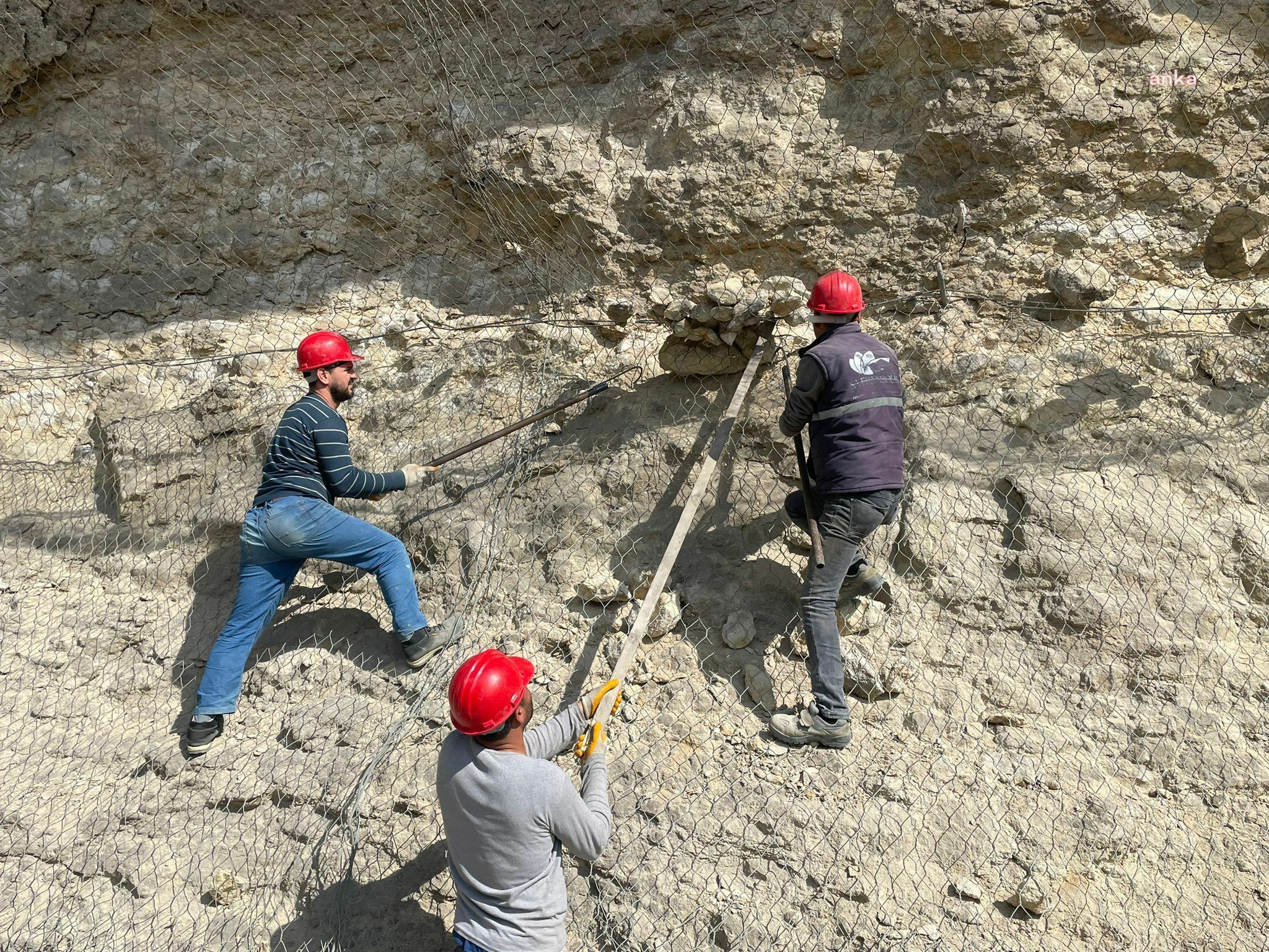 SAFRANBOLU BELEDİYESİ, ÇAVUŞ MAHALLESİ’NDEKİ KAYALIKLARDA ÖNLEM ALDI