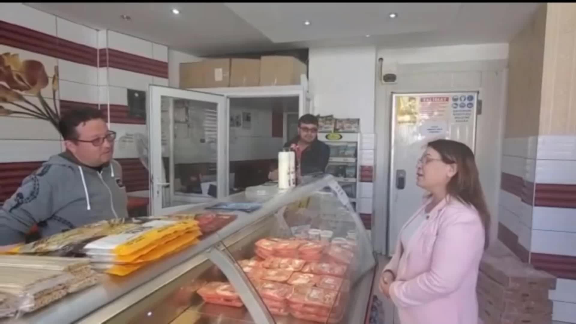 CHP GENEL BAŞKAN YARDIMCISI KARACA’NIN DERDİNİ DİNLEDİĞİ VATANDAŞ: “KIYMA YERİNE TAVUK CİĞERİ YİYORUZ”