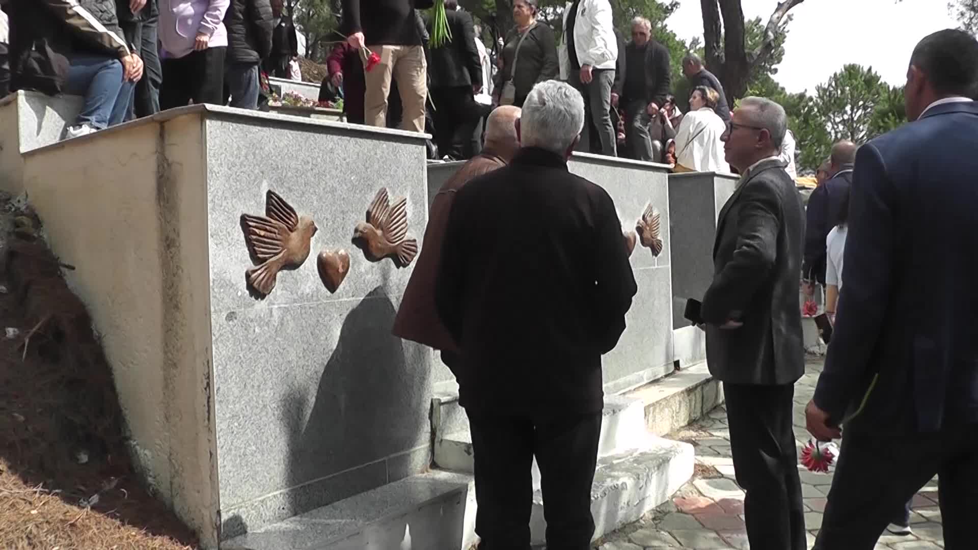 SANATÇI ALİ EKBER ÇİÇEK, EDREMİT’TE TÜRKÜLERLE ANILDI