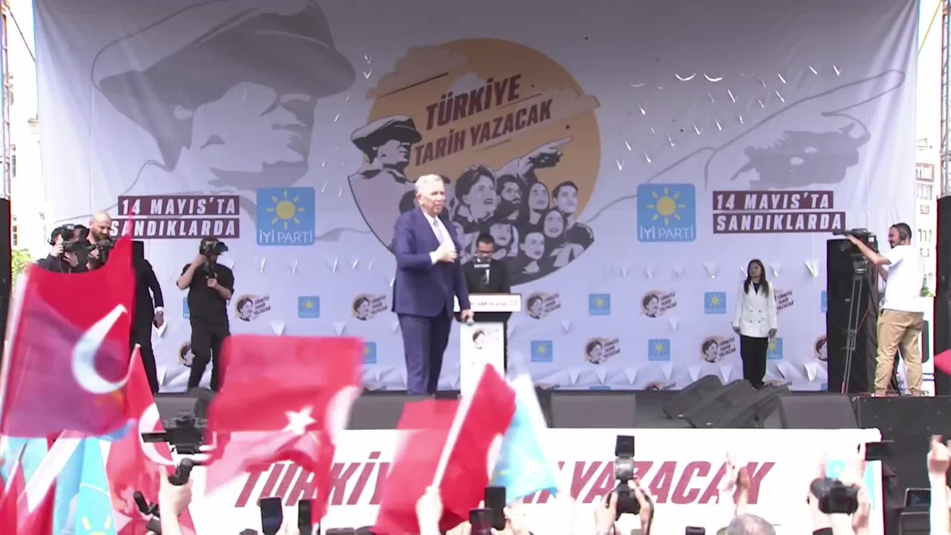 MANSUR YAVAŞ: “'SİYASİ NEDENLERLE BİR ALLAH’IN KULUNU ATARSAM NAMUSSUZUM VE ŞEREFSİZİM' DEDİM. DAHA BİR TANE ADAM BULUP GELECEKLER 'SİYASİ NEDENLE ATTIN' DİYE"