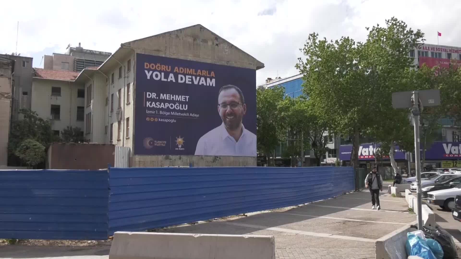 BAKAN KASAPOĞLU’NUN İZMİR’DEKİ BİR KAMU BİNASINA ASILAN PANKARTI TEPKİ ÇEKTİ… TACETTİN BAYIR, “SİZ, BU BİNAYI BABANIZIN MALI GİBİ KULLANAMAZSINIZ”