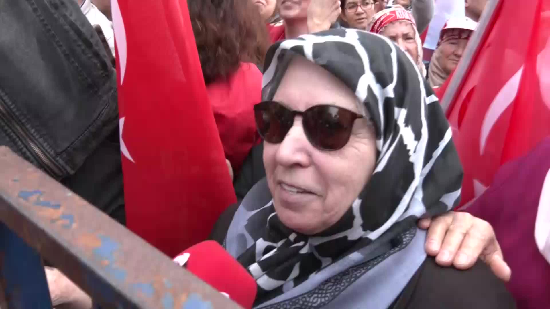 ELİNE KINA YAKARAK KILIÇDAROĞLU MİTİNGİNE GELEN NEVŞEHİRLİ YURTTAŞ: "İNŞALLAH OLACAK, SEVGİ ANLAMINA GELİYOR"