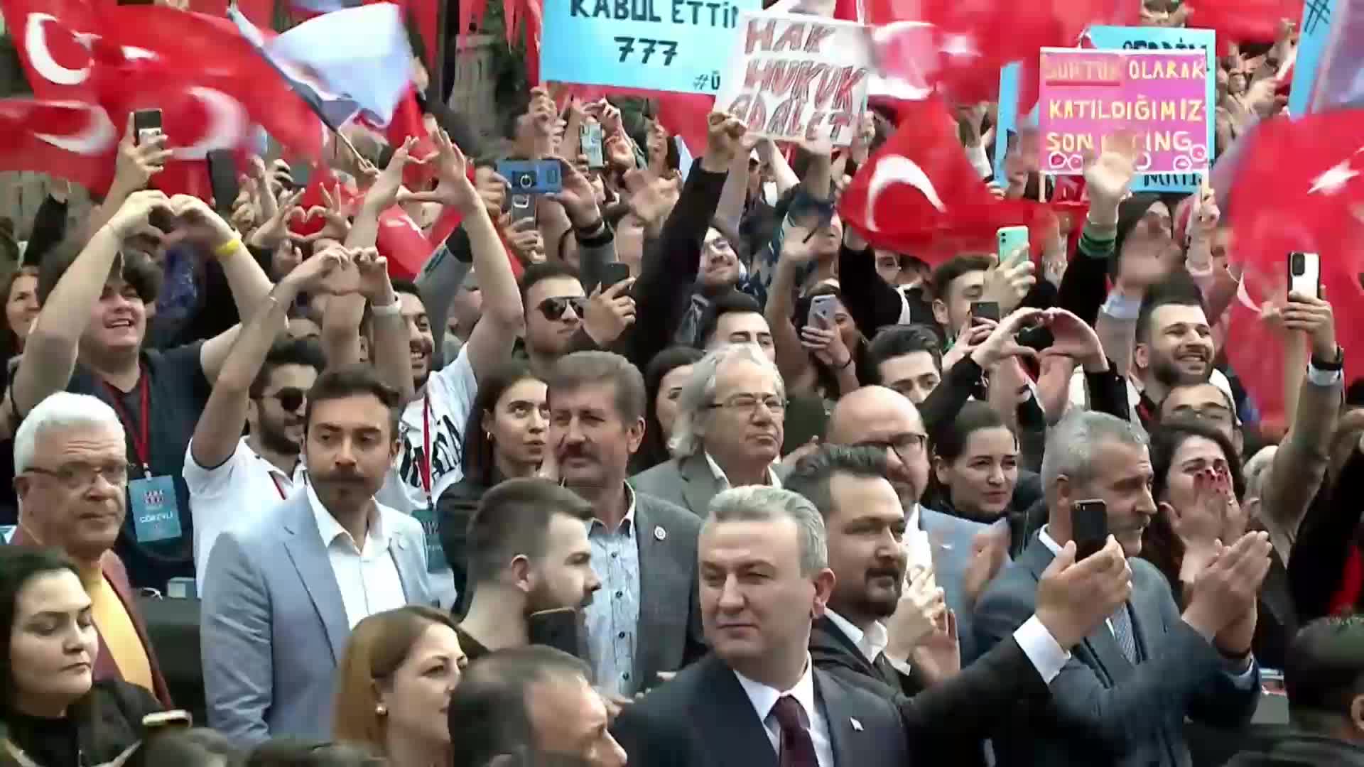 KILIÇDAROĞLU: “SARAYLARDA GÖZÜM YOK. RAHATSIZ OLURUM ZATEN SARAYLARDA OTURMAKTAN. ATATÜRK’ÜN BİR KÖŞKÜ VARDIR. ÇANKAYA KÖŞKÜ. HEP BERABER ÇANKAYA’YA YÜRÜYECEĞİZ”