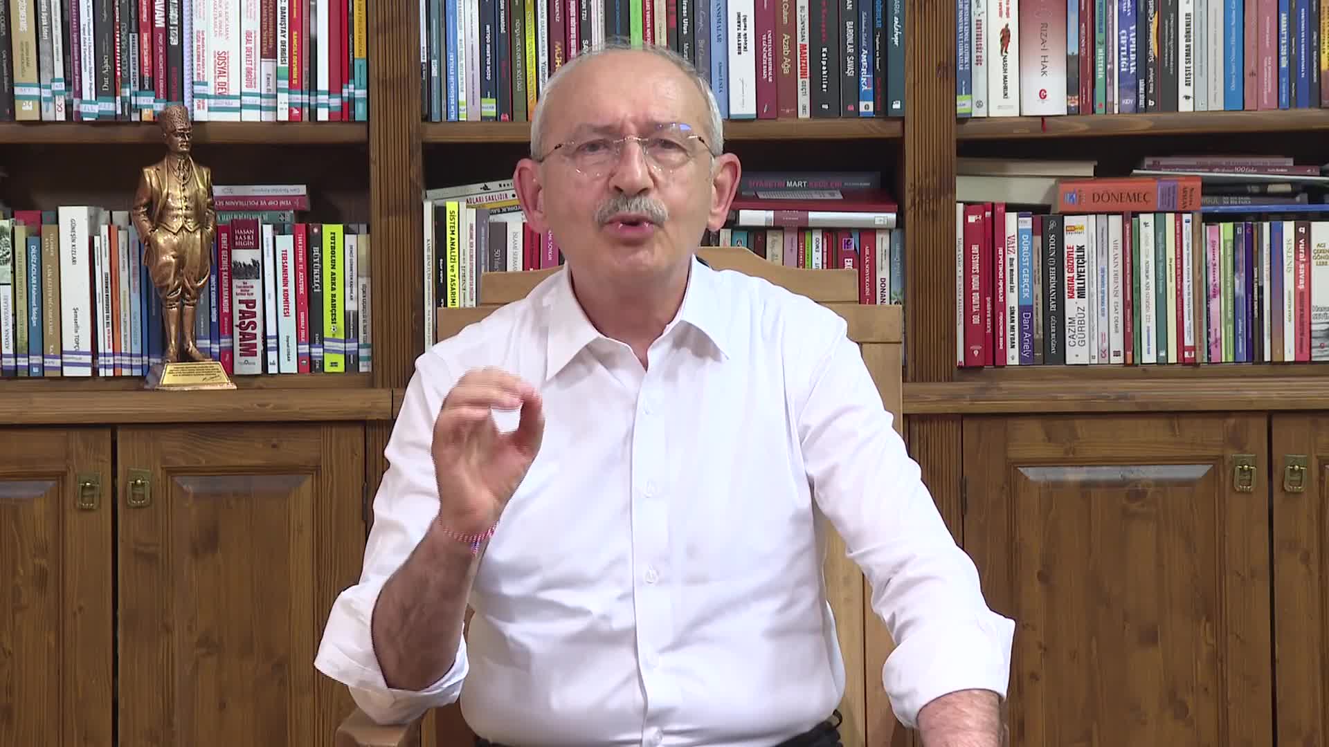 KILIÇDAROĞLU: BU SEÇİMİ MANİPÜLE ETMEK İÇİN ELLERİNDEN GELEN HER ŞEYİ YAPIYORLAR... BENİ NE TERÖR ÖRGÜTLERİ NE BEŞLİ ÇETELER NE AĞALAR NE BABALAR YOLUMDAN ÇEVİREMEMİŞ. SİZ KİMSİNİZ ARKADAŞ?