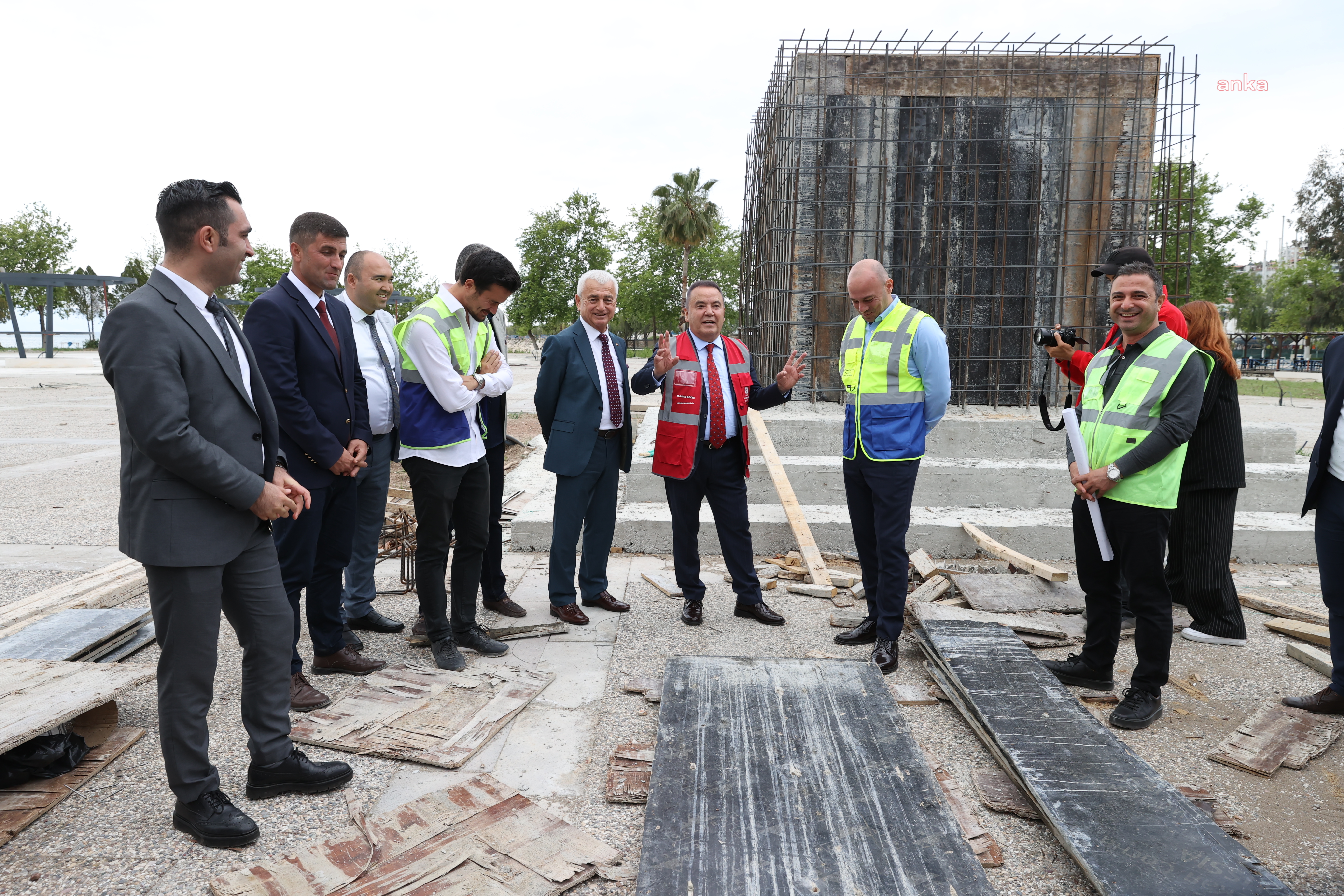 ANTALYA BÜYÜKŞEHİR, FİNİKE CUMHURİYET MEYDANI PROJESİ’NDE SONA YAKLAŞTI