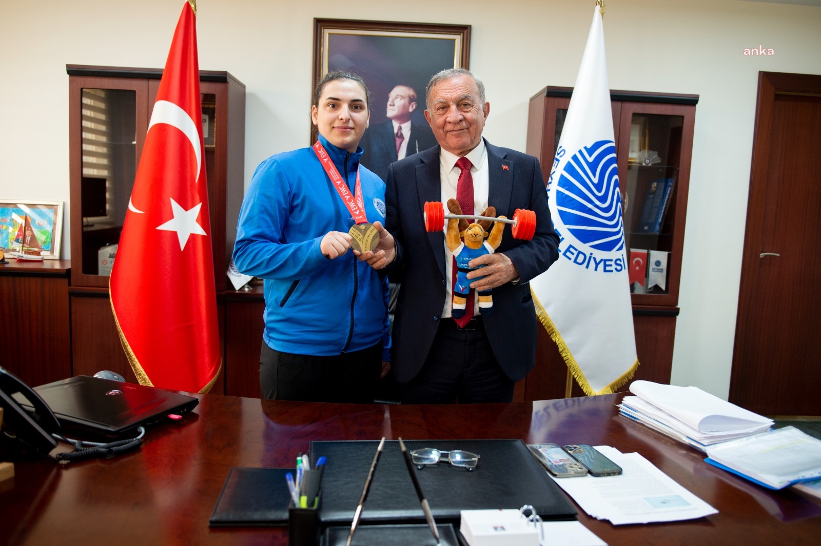 AVRUPA ÜÇÜNCÜSÜ HALTERCİDEN, SEYHAN BELEDİYE BAŞKANI AKAY’A TEŞEKKÜR ZİYARETİ