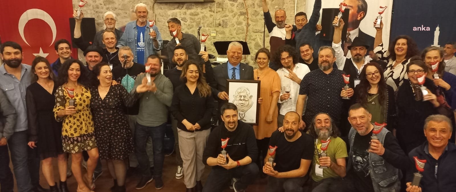 DÜNYACA ÜNLÜ KARİKATÜRİSTLER İZMİRLİLER İÇİN ÇİZDİ