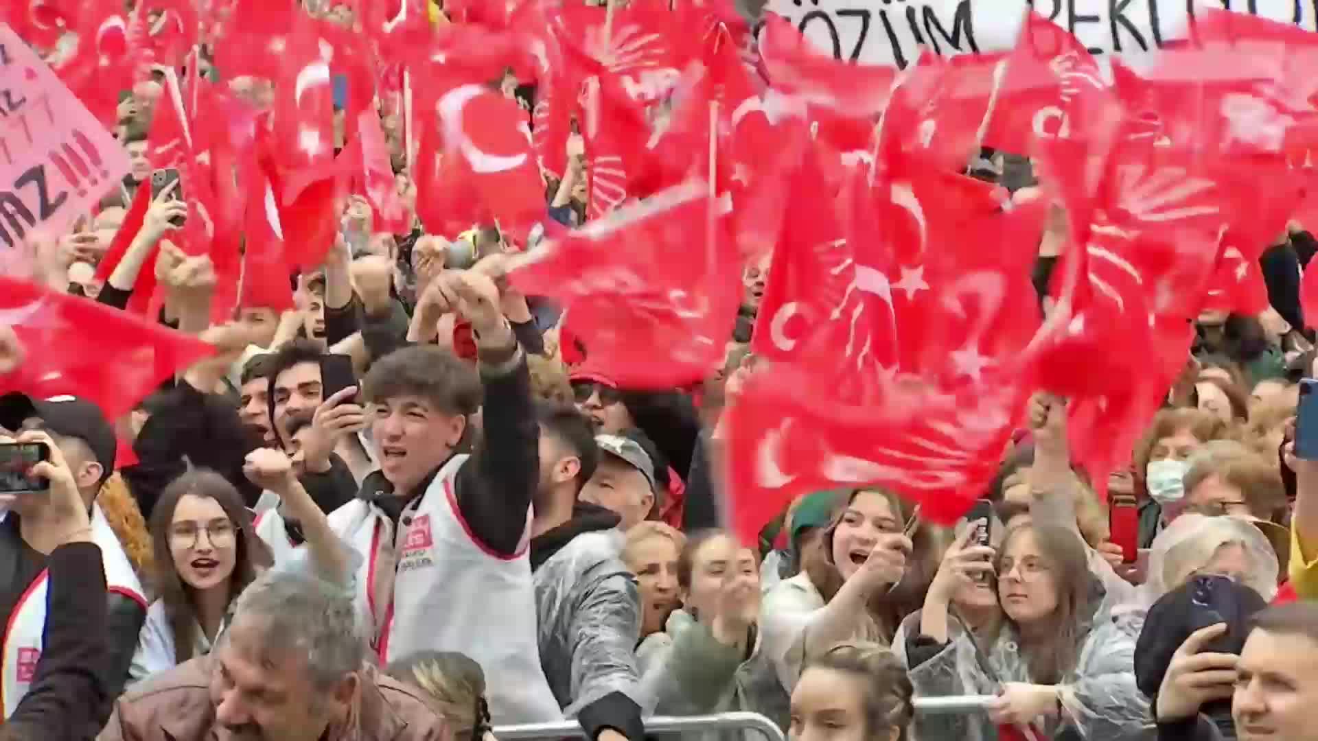 MANSUR YAVAŞ'TAN BAKAN BOZDAĞ'A: "BİZ O İŞGAL ALTINDAKİ BELEDİYEDEN ANKARA'YI KURTARDIĞIMIZ İÇİN SABAH HACI BAYRAM'DA ŞÜKÜR NAMAZI KILDIK, BİSMİLLAH DİYEREK GÖREVE BAŞLADIK"