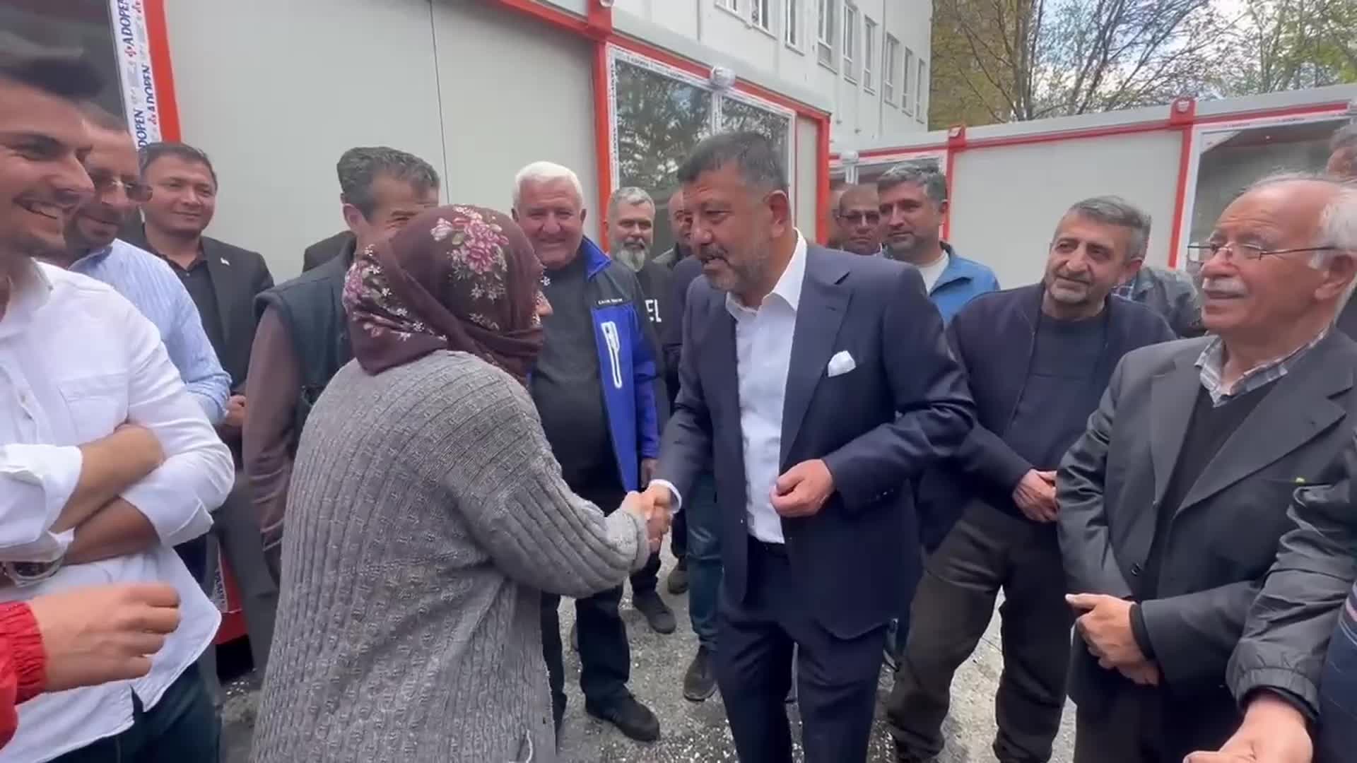 VELİ AĞBABA, MALATYA’DA DEPREM NEDENİYLE İŞYERİ YIKILAN ESNAFA KONTEYNER İŞYERİNİN ANAHTARLARINI TESLİM ETTİ