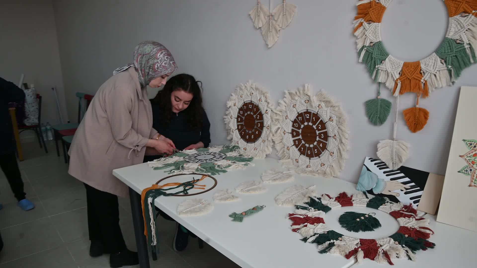 YOZGAT’TA DEPREMZEDE KADINLAR EL SANATLARI KURSLARI İLE YAŞADIKLARI ACIYI UNUTMAYA ÇALIŞIYOR