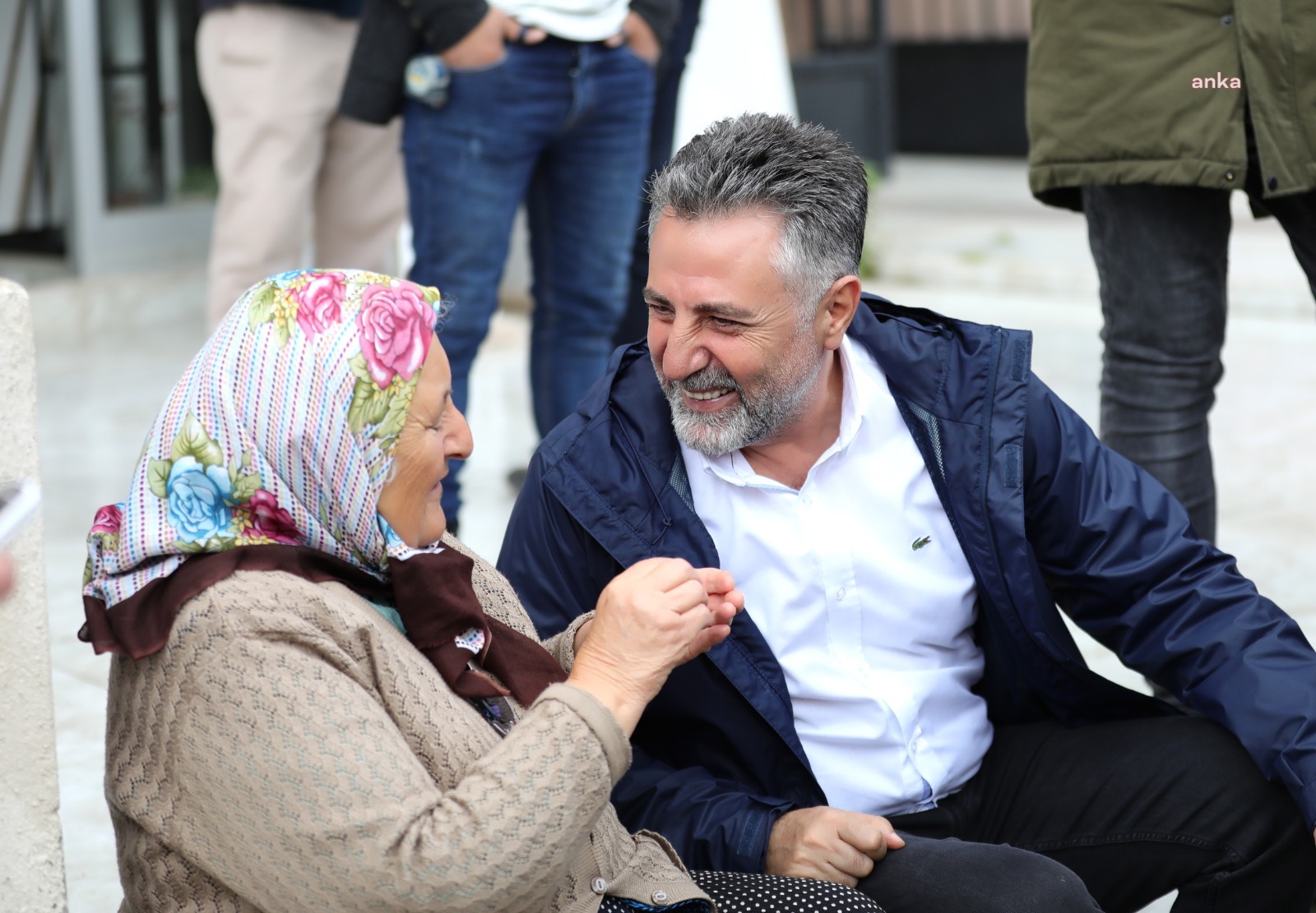 BAYRAKLI BELEDİYE BAŞKANI SANDAL OSMANGAZİ’DE VATANDAŞLARLA BULUŞTU: “ÇARŞI, PAZARA ATEŞ DÜŞTÜ”
