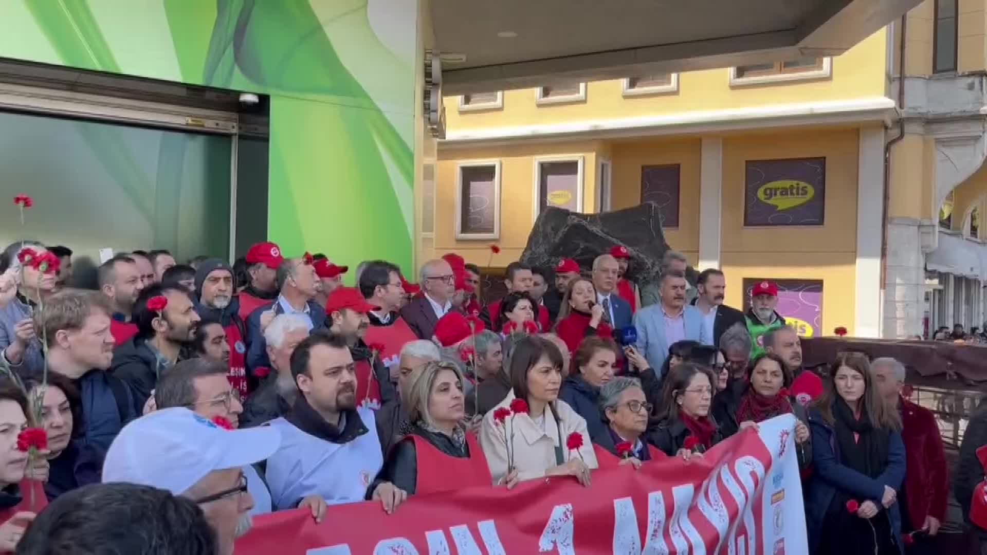1 MAYIS 1977'DE TAKSİM MEYDANI'NDA KATLEDİLENLER ANILDI. ŞİŞHANE'YE YÜRÜYÜŞ POLİS BARİKATIYLA ENGELLENDİ