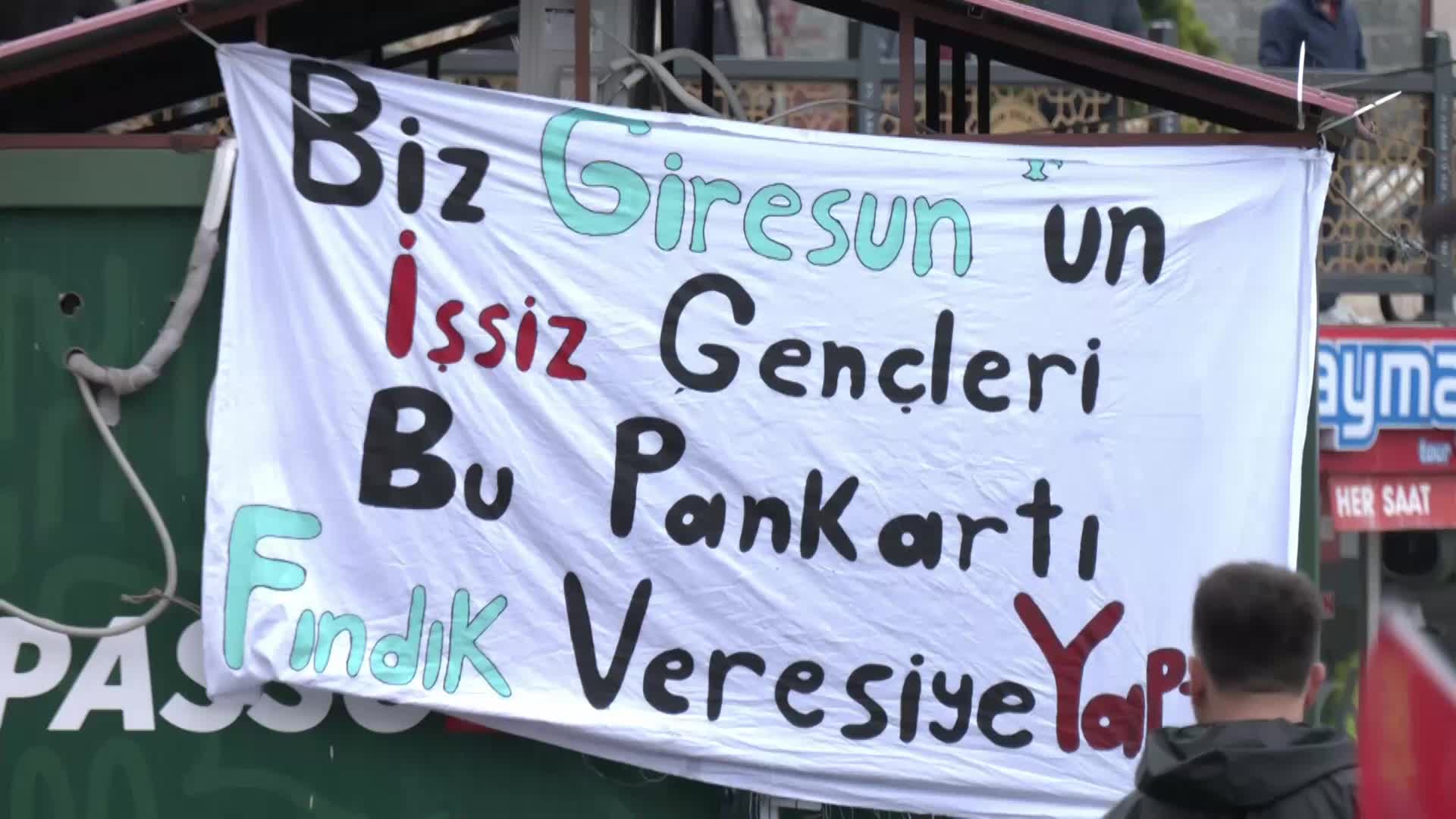 AKP’YE OY VEREN 82 YAŞINDAKİ YURTTAŞTAN YAĞMURA RAĞMEN GELDİĞİ MİTİNGDE KILIÇDAROĞLU’NA DESTEK: “EVVEL ANAMIN, BABAMIN GİTTİĞİ YERE GİTTİK. BU YIL ÇOCUKLARIMIN GİTTİĞİ YERE GİDİYORUM. DESTEKLEYECEĞİZ, ONUN İÇİN GELDİK”