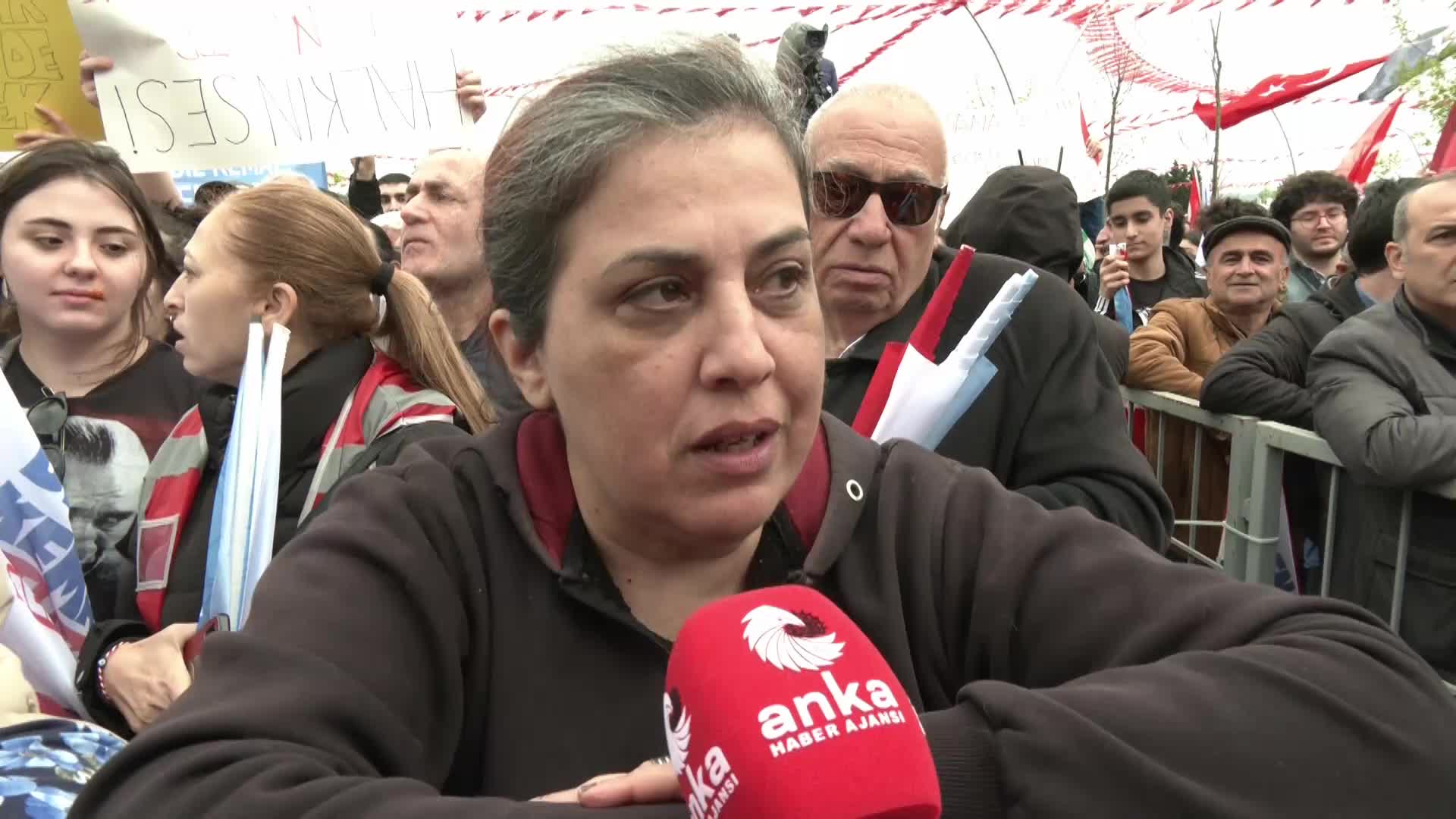 ENGELLİ KIZINA SEÇMEN KAĞIDI GELEN YURTTAŞ ÖZİSTEK: "BENİM KIZIM AĞIR ENGELLİ, BİR İŞTE ÇALIŞAMAZ RAPORU VAR AMA SEÇMEN KAĞIDI GELİYOR. ÇOK MERAK EDİYORUM BU NASIL OLUYOR? BENİM KIZIM NASIL OY KULLANACAK?"
