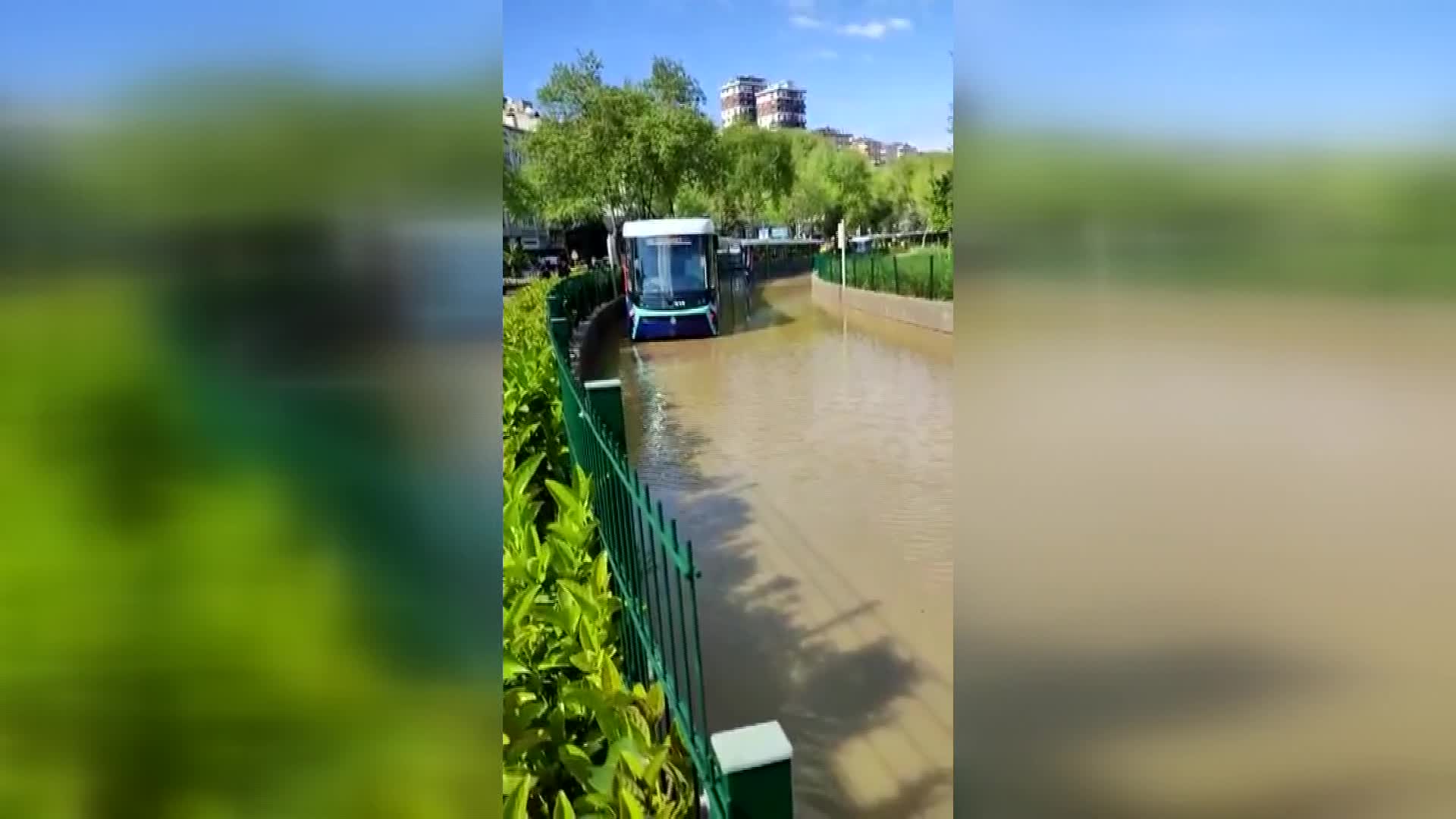 EYÜPSULTAN'DA TEİAŞ ÇALIŞMASINDA SU BORUSU PATLADI TRAMVAYLAR MAHSUR KALDI
