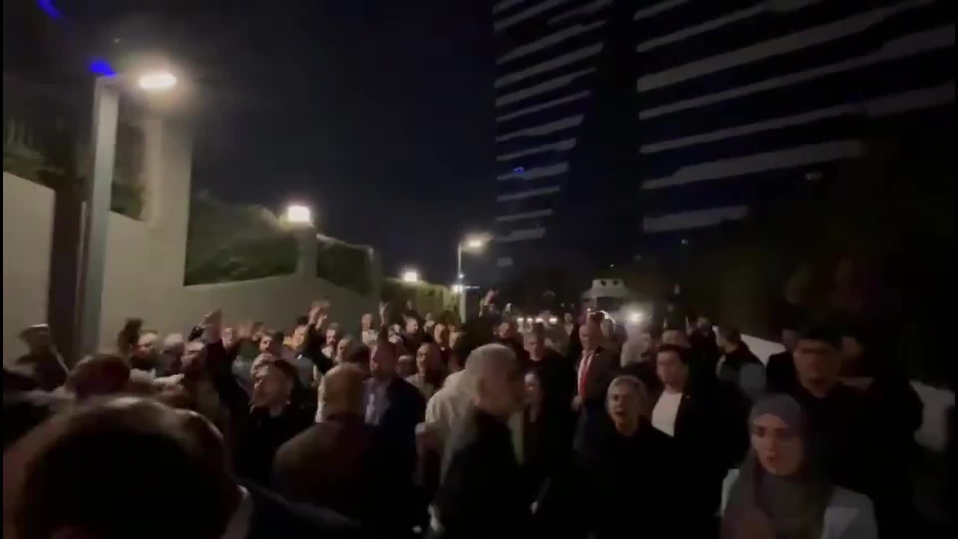 İYİ PARTİLİLER A HABER ÖNÜNDE ONUR ERİM’İ PROTESTO ETTİ: “BUNLARA BİZ ÇUKUR DİYORUZ, ALÇAK BİLE DEĞİL BUNLAR. ÇÜNKÜ ALÇAKTA BİR SEVİYE VARDIR ÇUKURDA SEVİYE DİYE BİR KAVRAM YOKTUR”